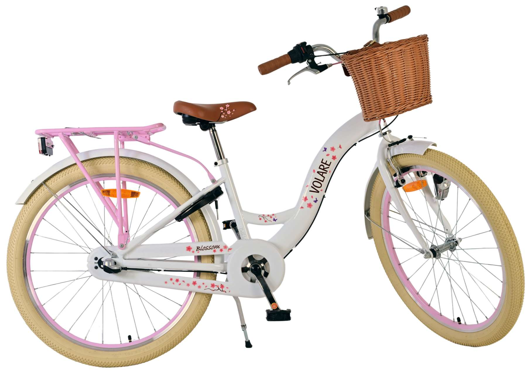 Weißes Volare Blossom Fahrrad. Rosa Akzente an Rädern und Rahmen. Brauner Sitz und Korb. Weißer Hintergrund.