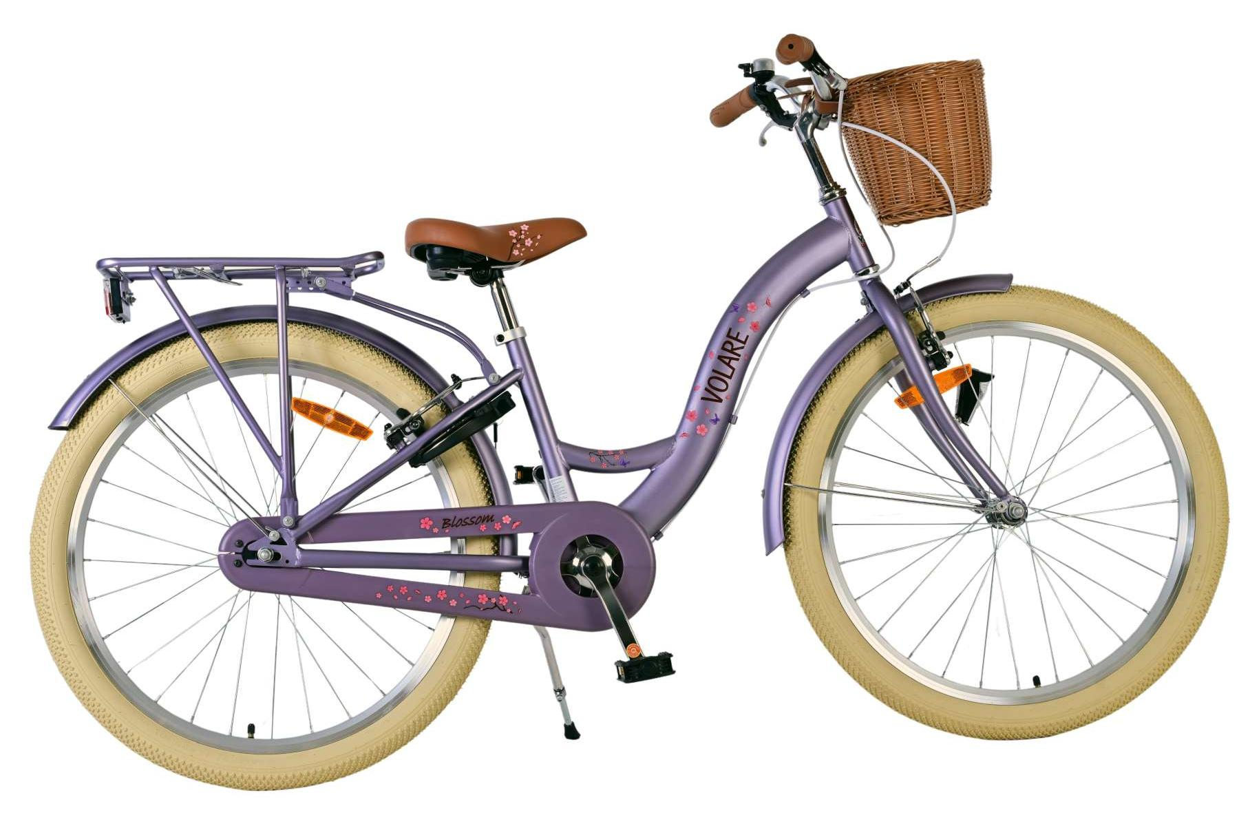 Lila Fahrrad mit Korb, braunem Sitz und cremefarbenen Reifen. Weißer Hintergrund.