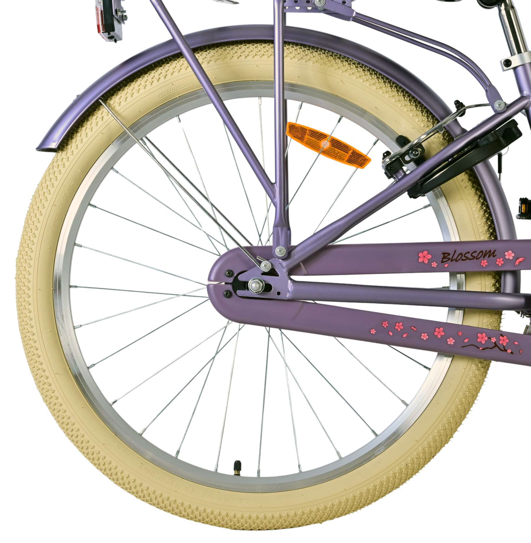 Nahaufnahme eines lila Fahrradrads. Der Reifen ist beige und der Kotflügel hat rosa Blumendetails.