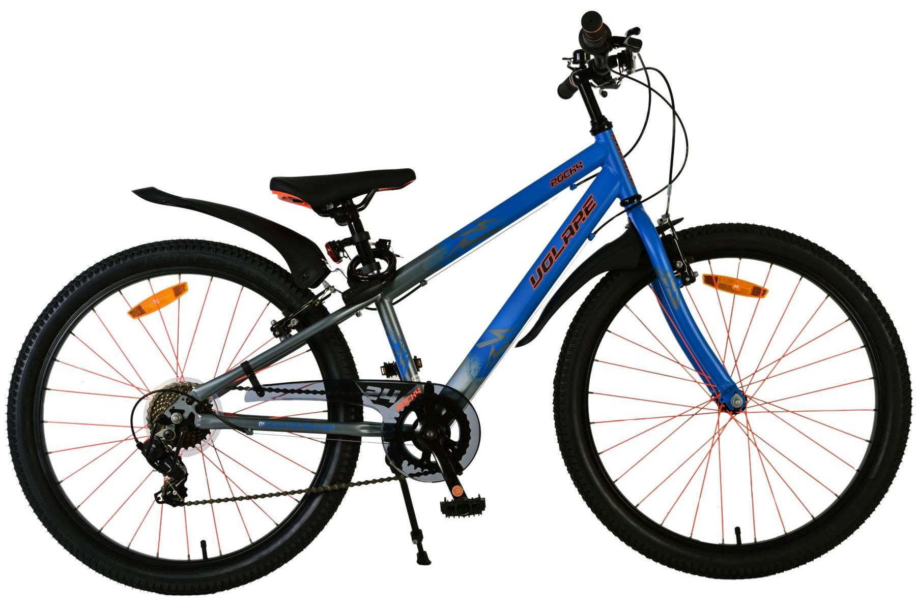 Blaues Mountainbike mit schwarzen Reifen. Isoliert auf weißem Hintergrund.