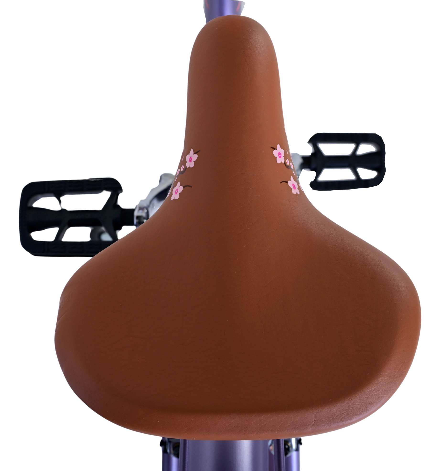 Ein brauner Fahrradsattel mit rosa Blumendesigns, von oben betrachtet, vor weißem Hintergrund.
