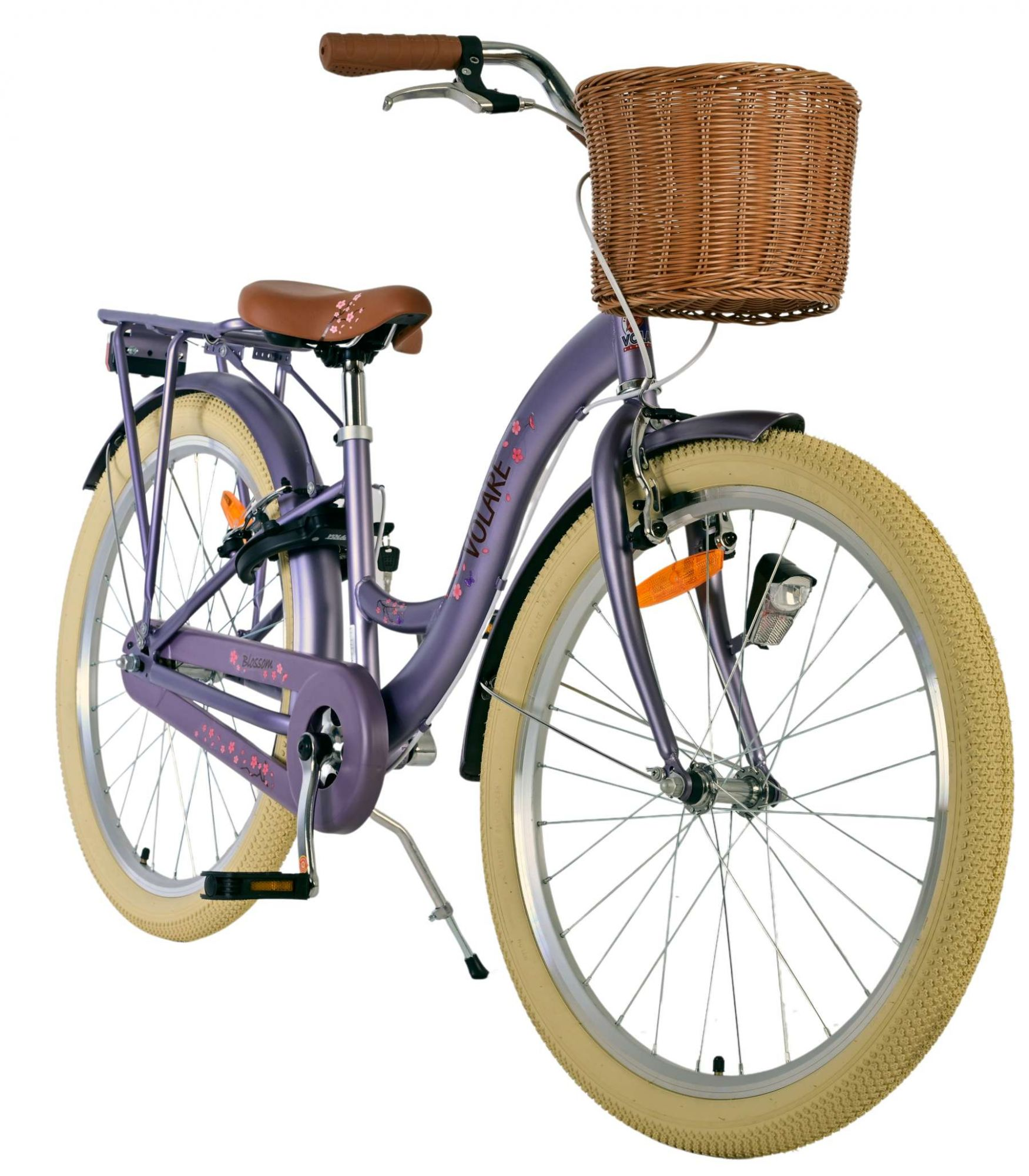 Lila Fahrrad mit Weidenkorb, hellen Reifen und braunem Ledersitz.