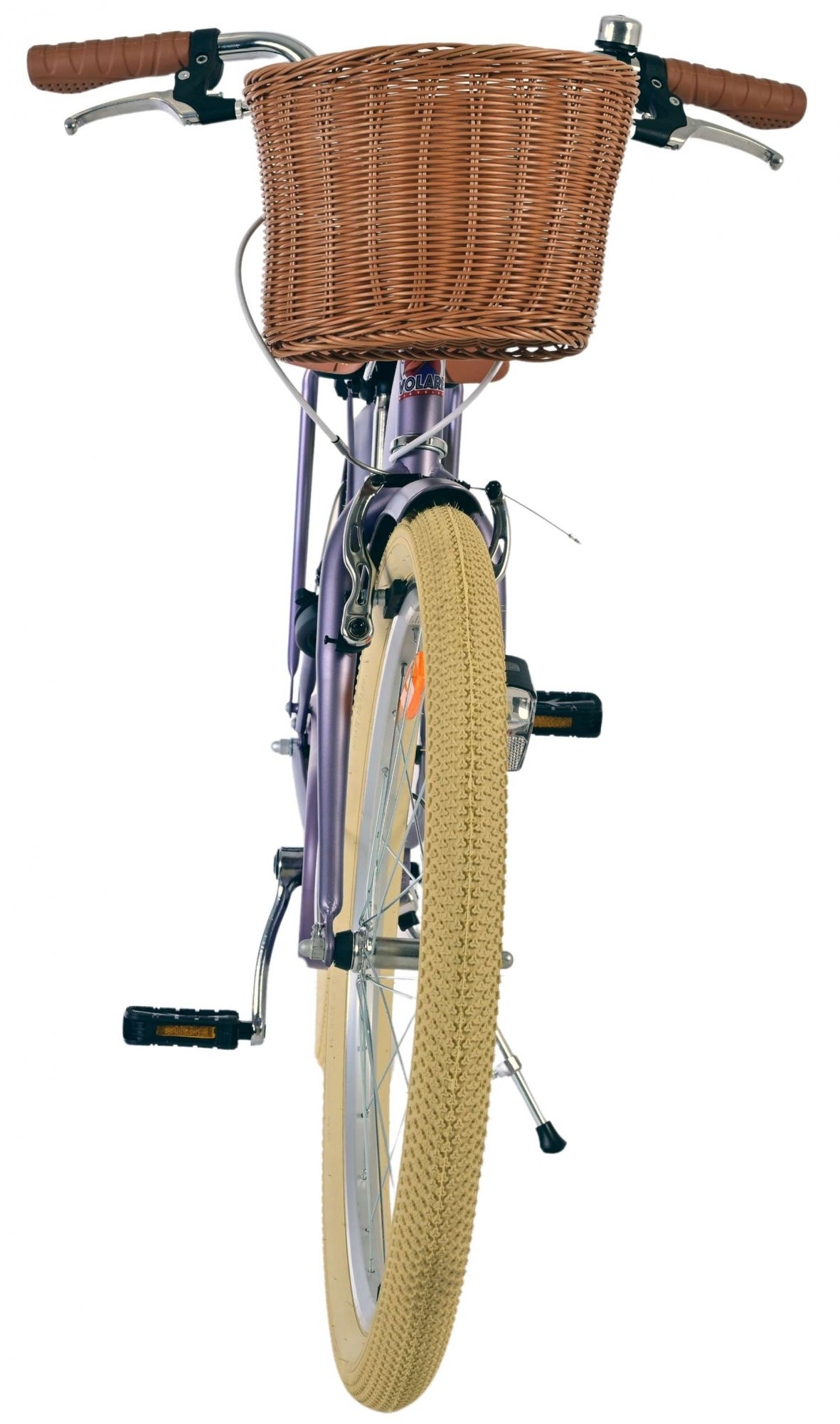 Lilafarbenes Fahrrad mit braunem Korb vorne, weißer Hintergrund.