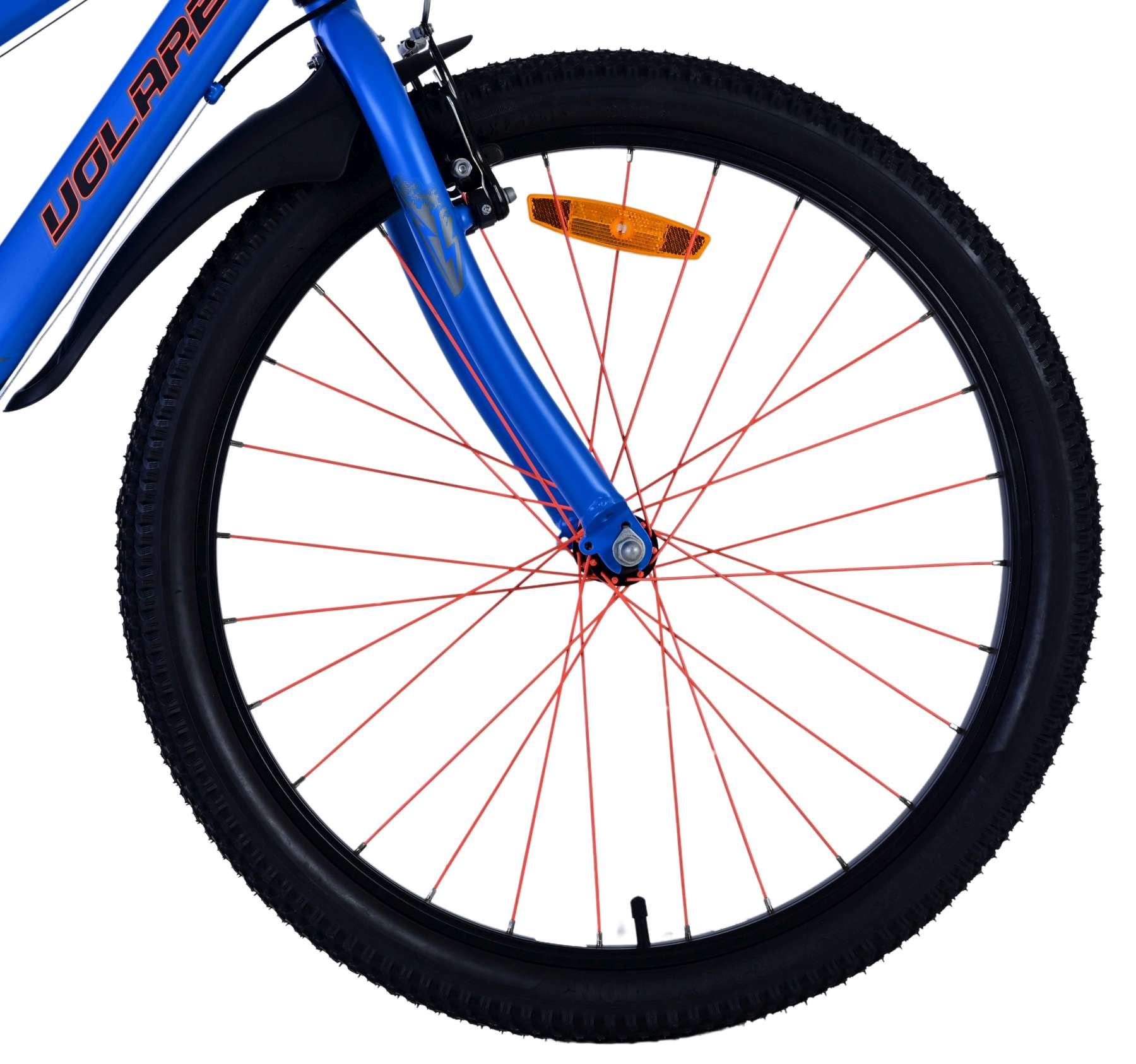 Blaues Fahrradrad mit roten Speichen und schwarzem Reifen. Ein blauer Rahmen ist sichtbar.