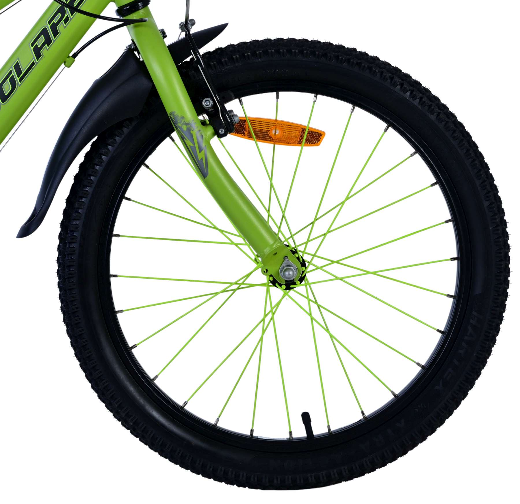 Nahaufnahme eines Fahrradrads. Grüne Speichen, schwarzer Reifen, grüner Rahmen und ein reflektierendes orangefarbenes Sicherheitsteil sind sichtbar.