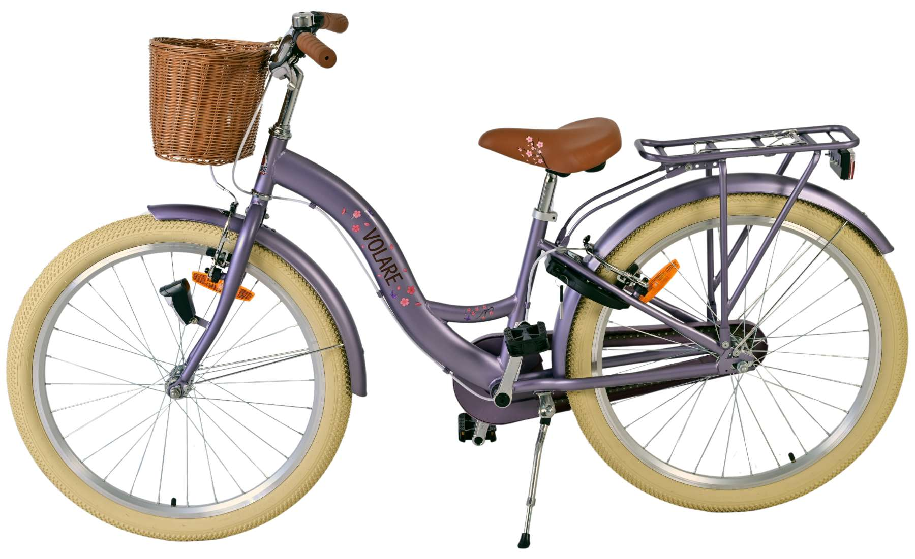 Lila Fahrrad mit Korb. Beige Reifen und brauner Sitz. Der Text 'Volare' ist sichtbar.