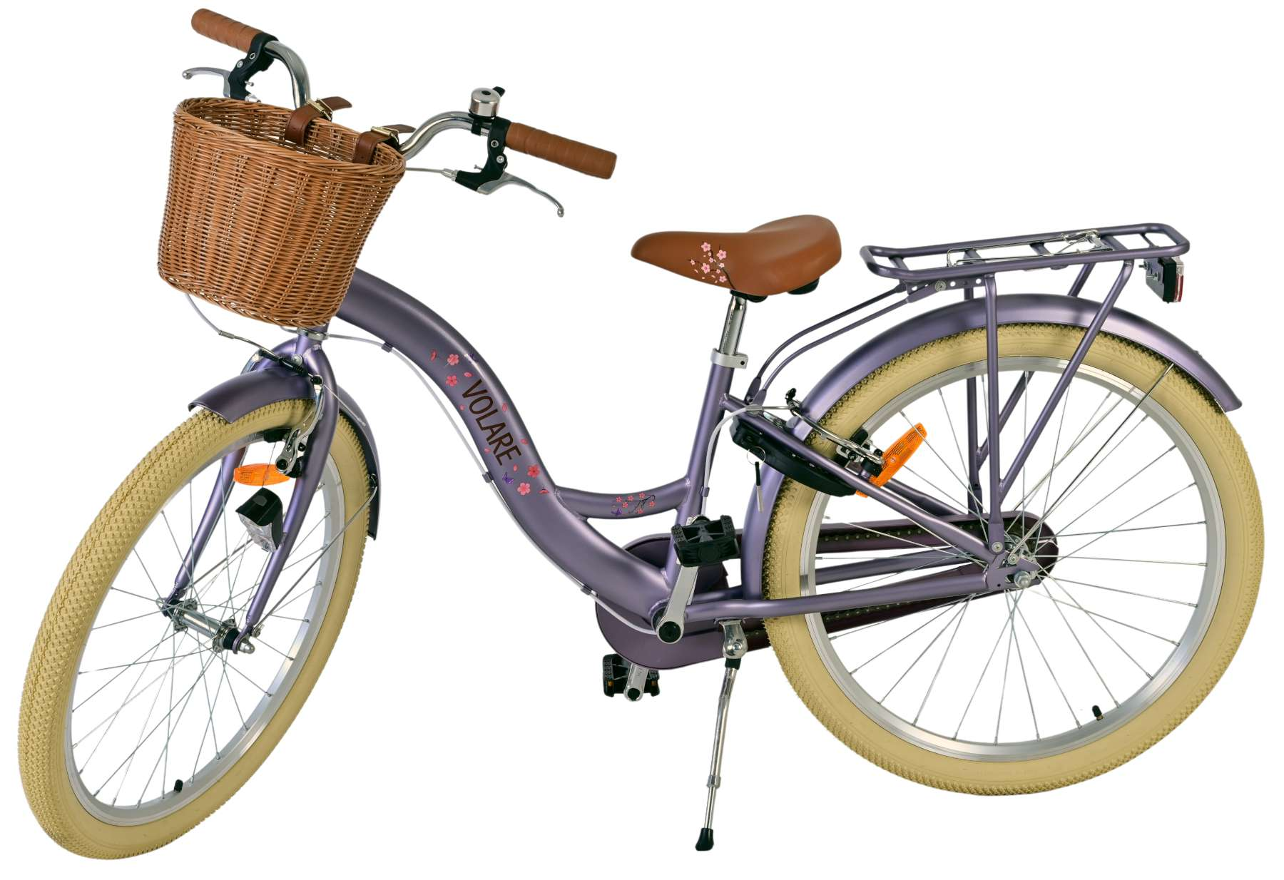 Lila Fahrrad mit Weidenkorb, braunem Sitz und cremefarbenen Reifen.
