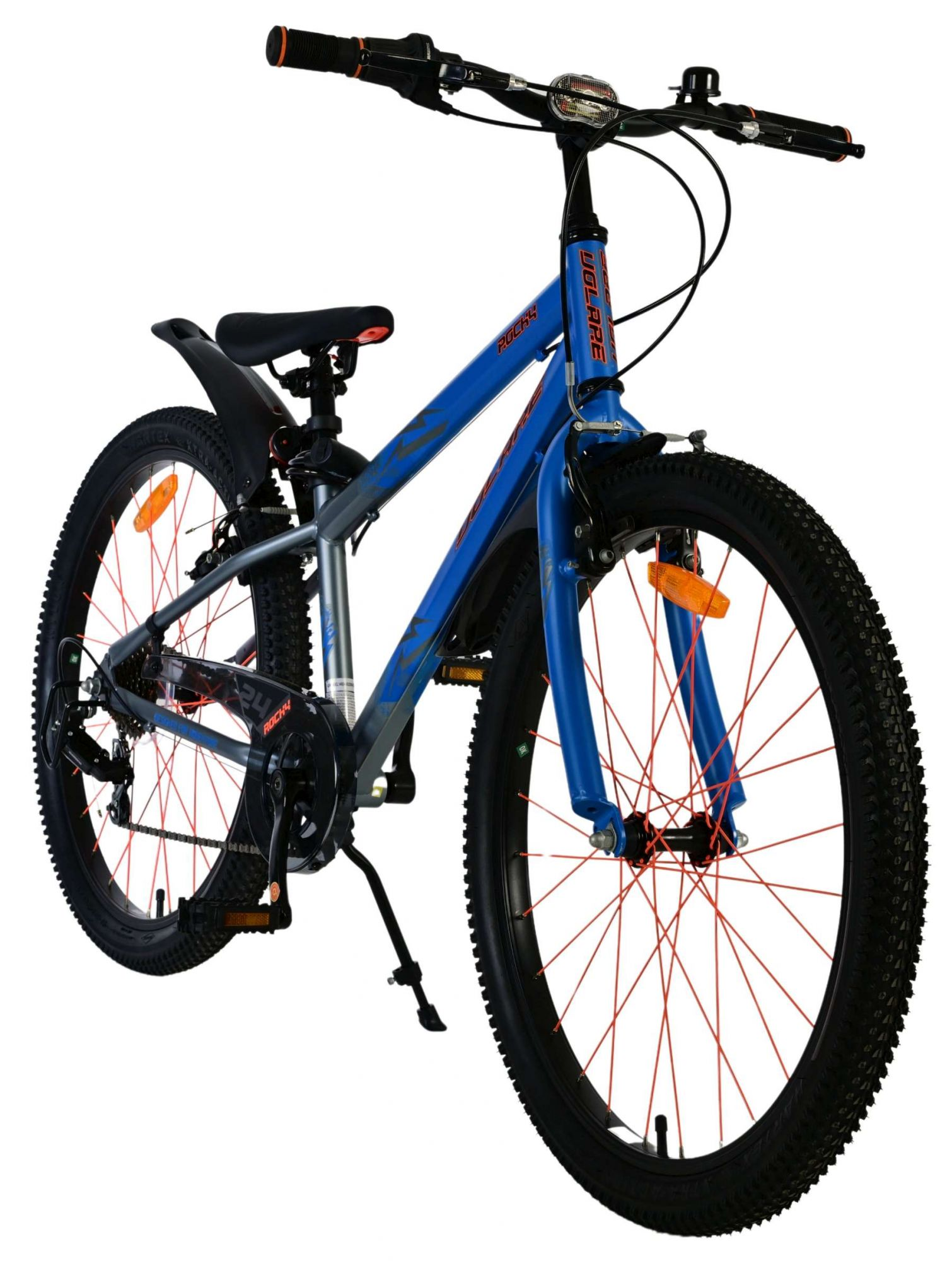 Blaues und graues Mountainbike. Es hat schwarze Reifen, orangefarbene Reflektoren und einen silbernen Rahmen.