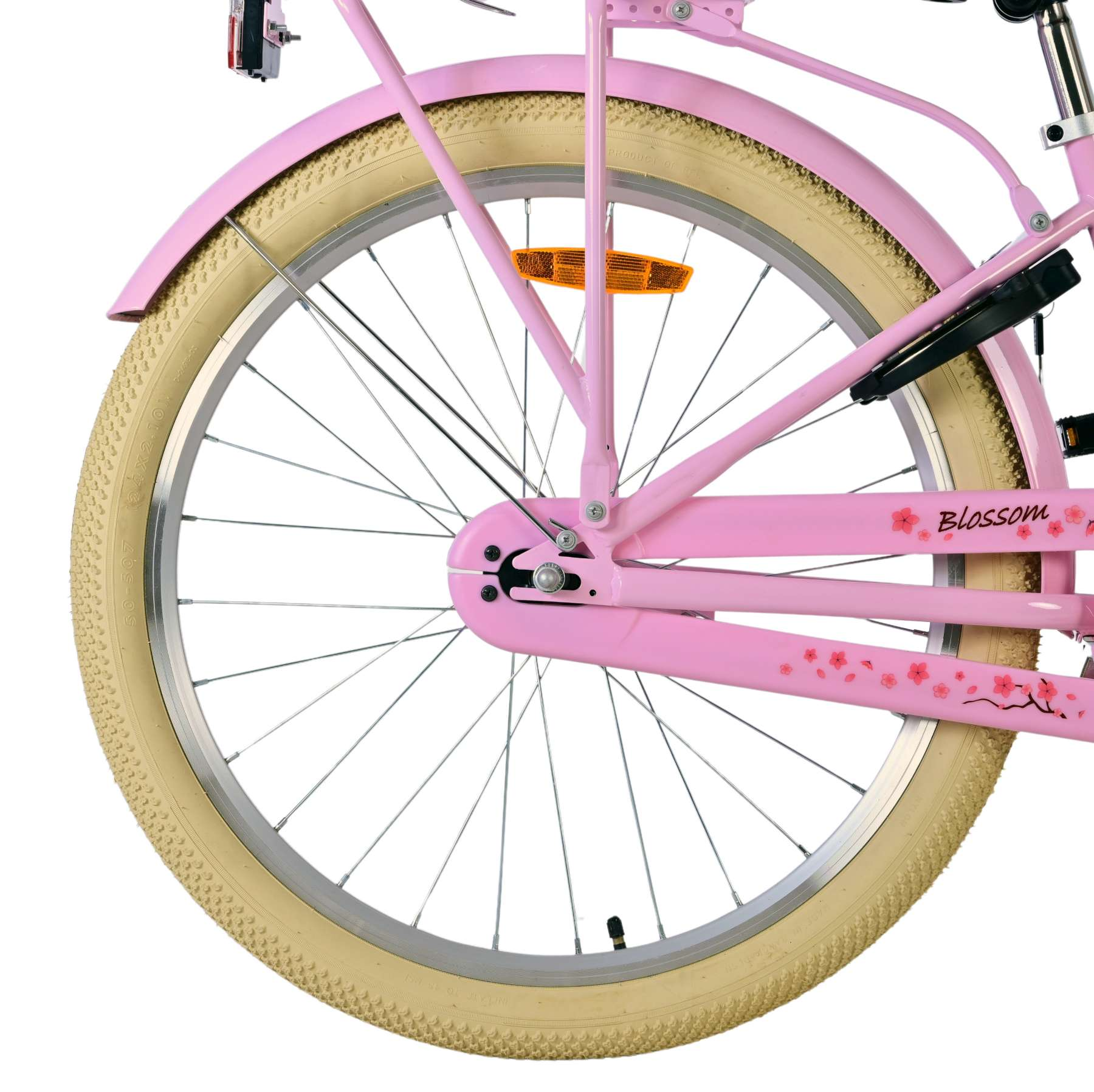 Nahaufnahme eines rosa Fahrradrads, heller Reifen und Rahmen.