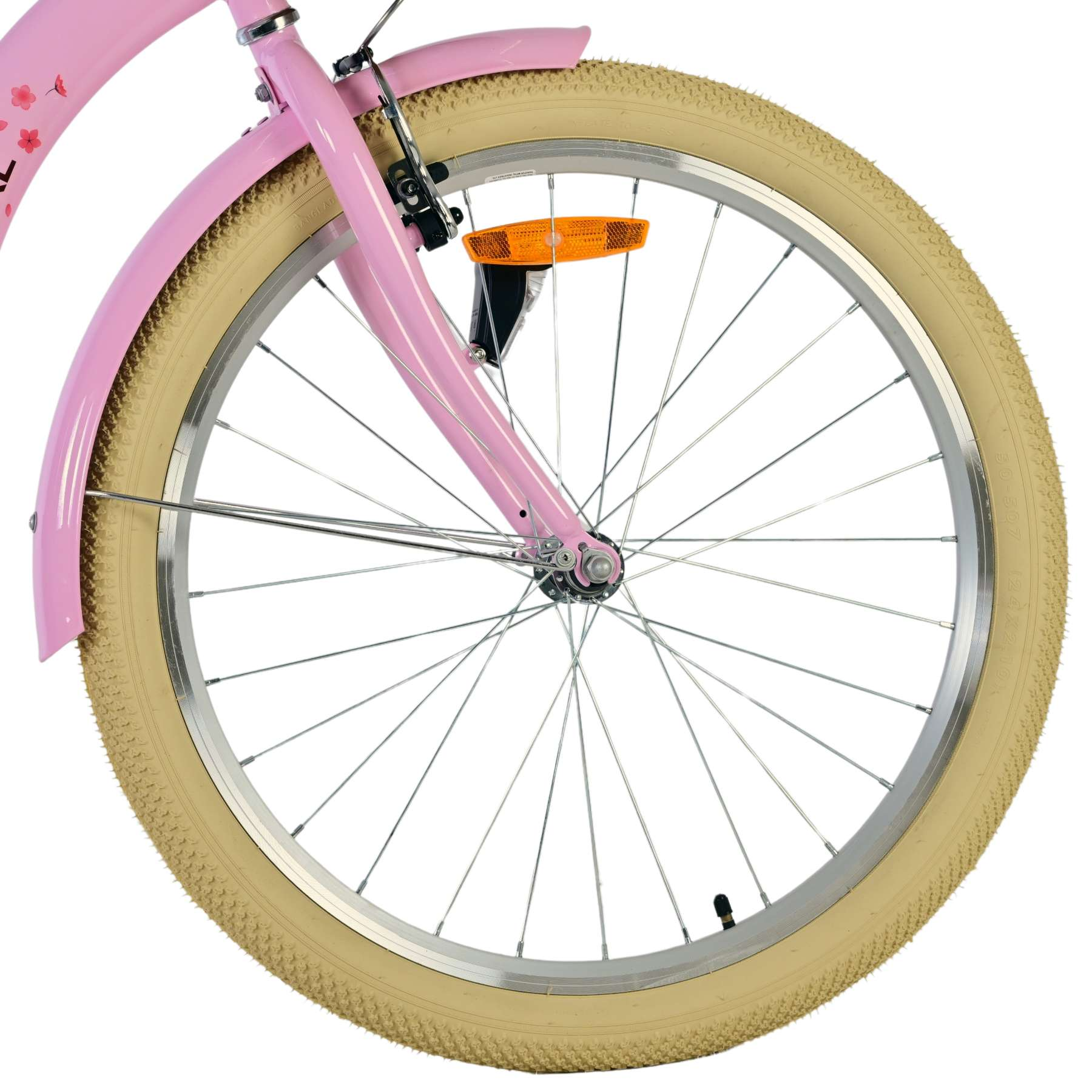 Rosa Fahrradrad mit hellbraunem Reifen. Rosa Rahmen und Schutzblech. Weißer Hintergrund.