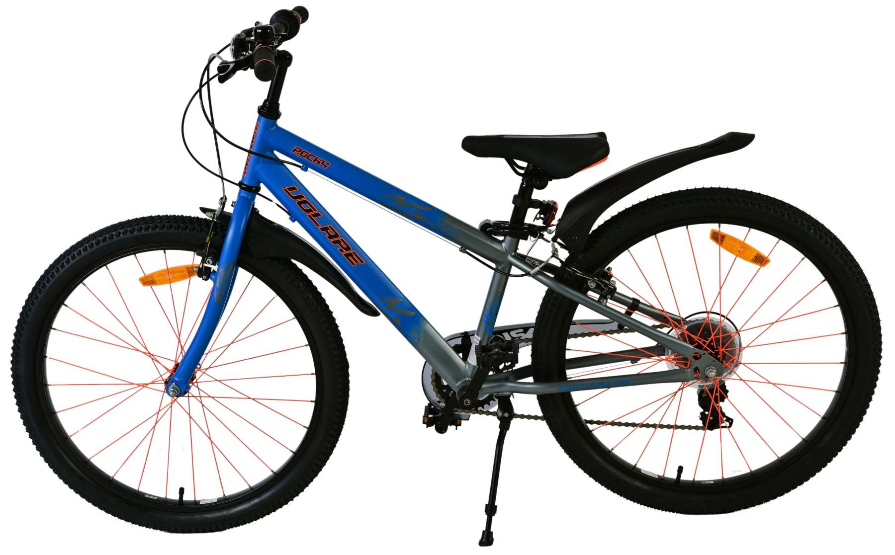 Ein blau-schwarzes Fahrrad hat rote Akzente. Die Räder sind schwarz mit roten Speichen.