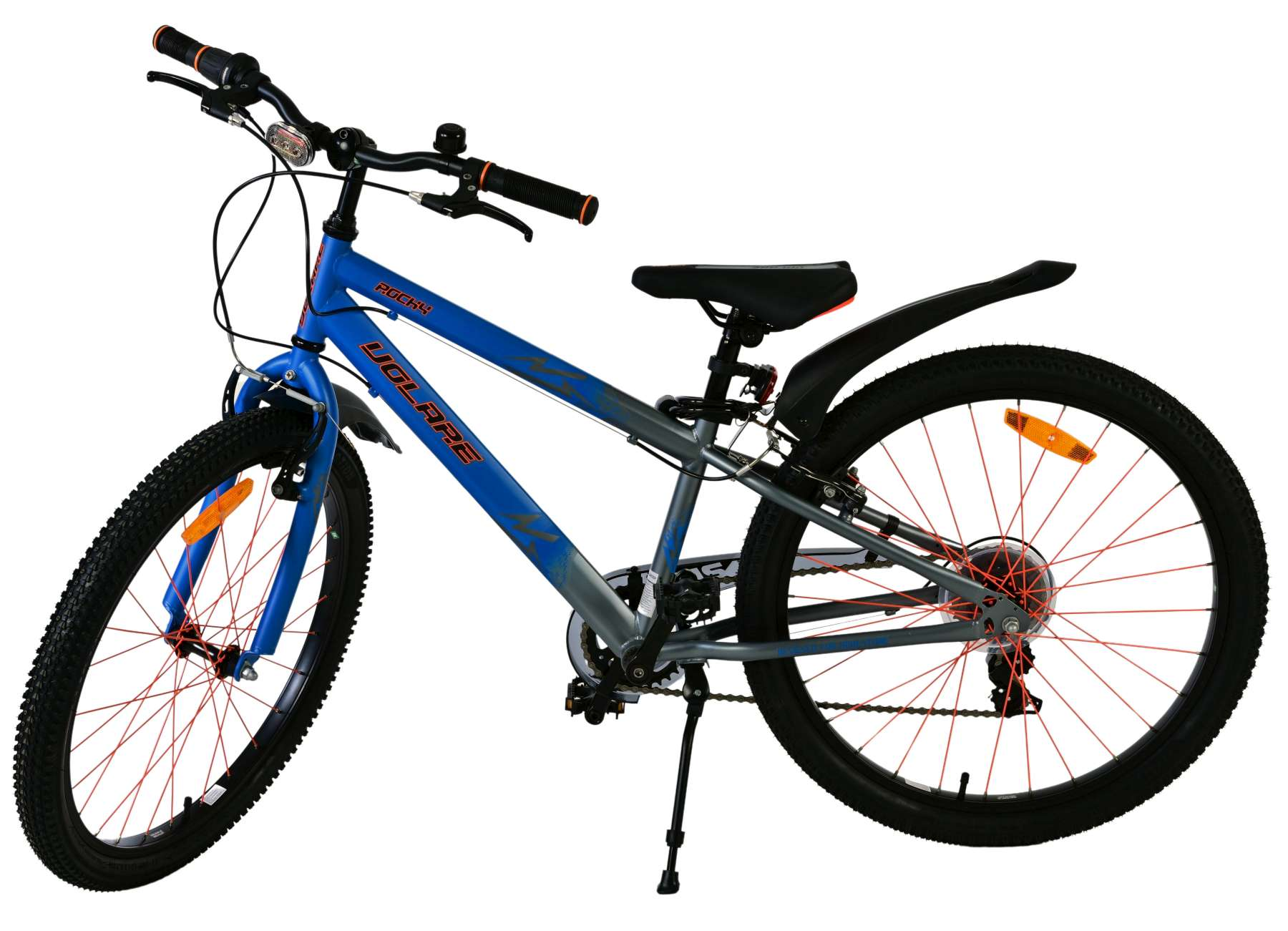 Blau-graues Fahrrad mit schwarzen Reifen, blauem Rahmen und orangen Akzenten. Isoliert auf Weiß.