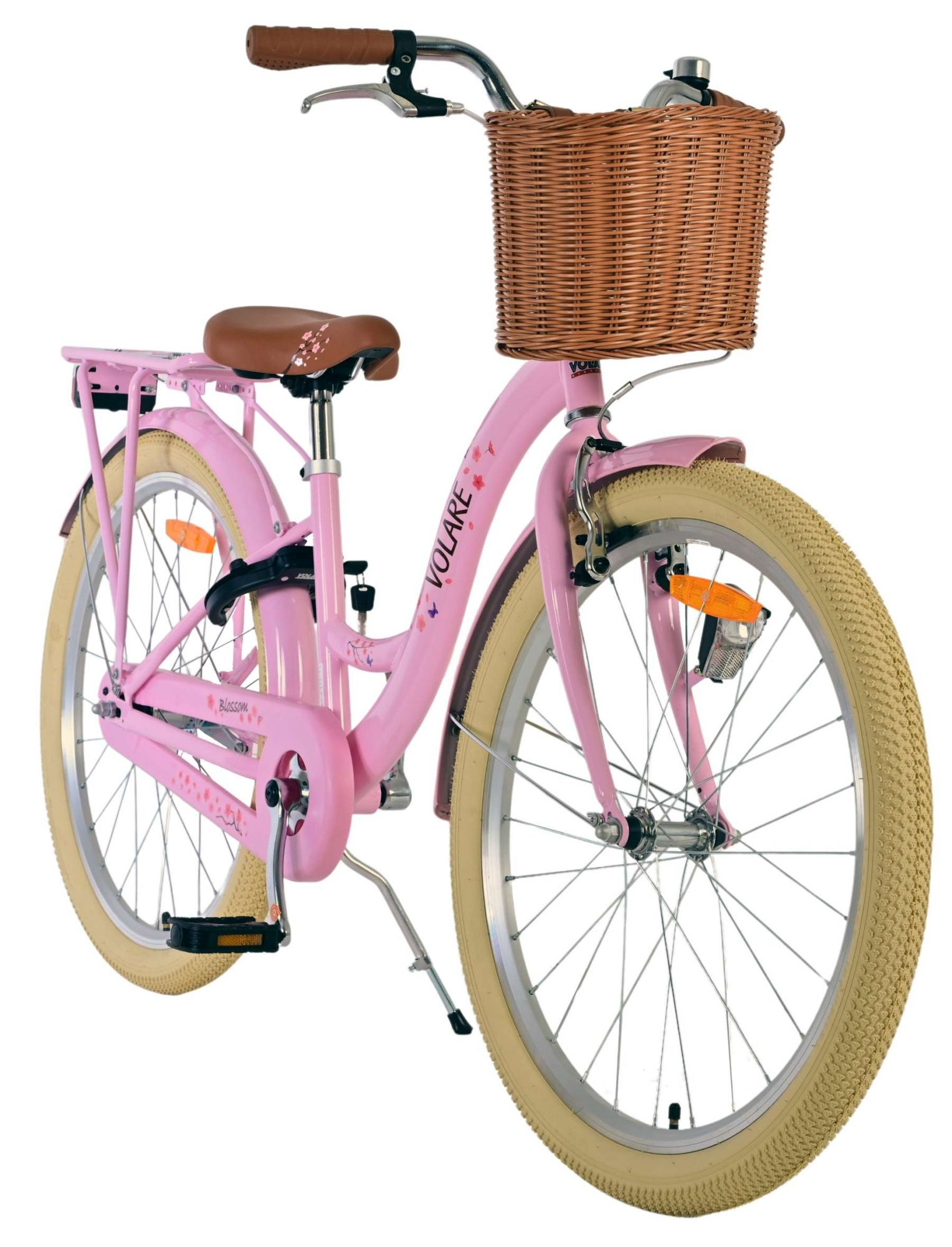 Rosa Fahrrad mit braunem Korb und Sitz. Beige Reifen. Weißer Hintergrund.