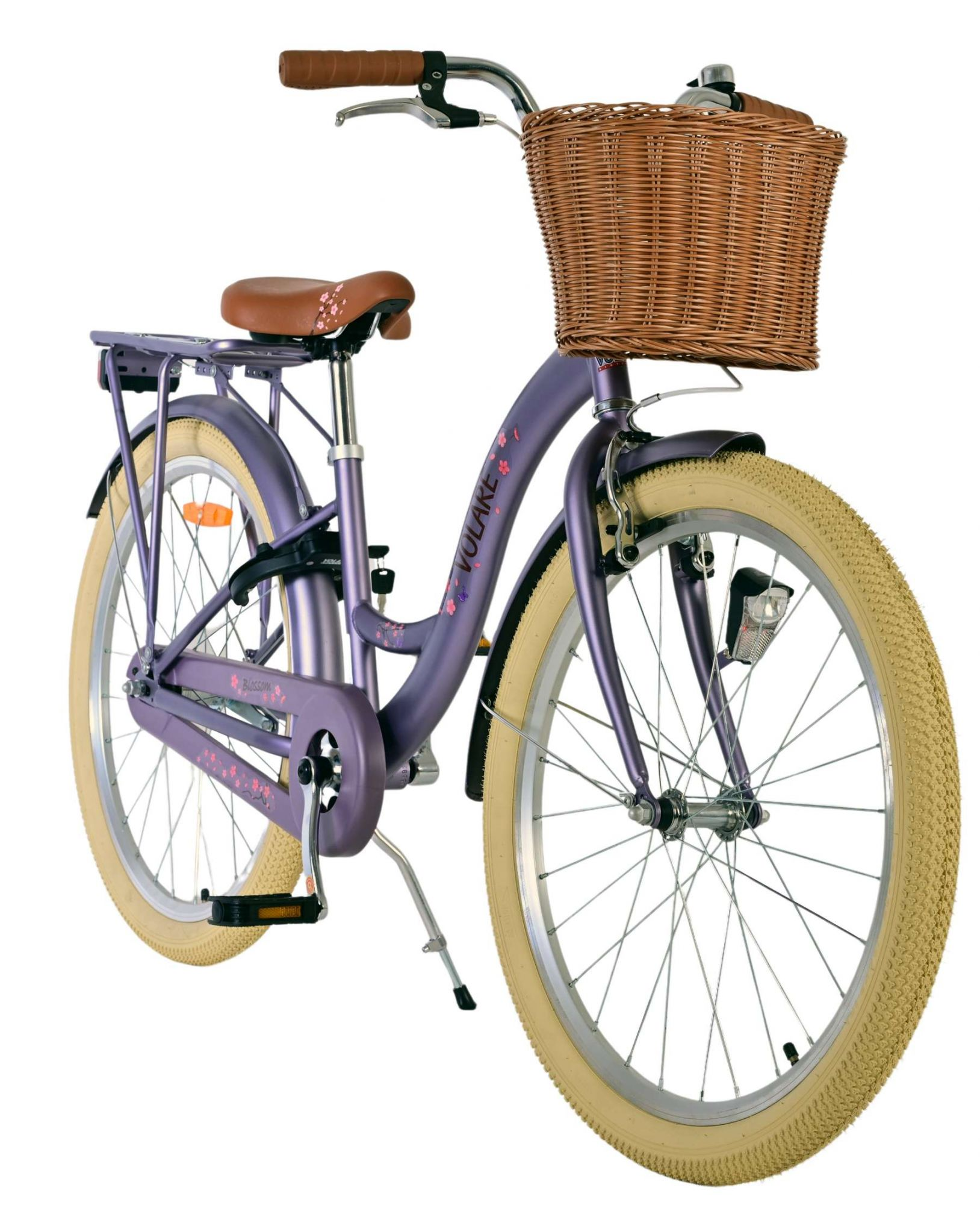 Lila Fahrrad mit Korb, im Studio aufgenommen.