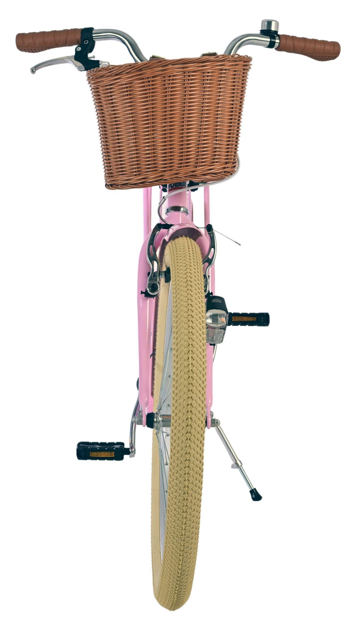 Ein rosa Fahrrad, von vorne gesehen. Es hat einen braunen Korb und beigefarbene Reifen, vor weißem Hintergrund.