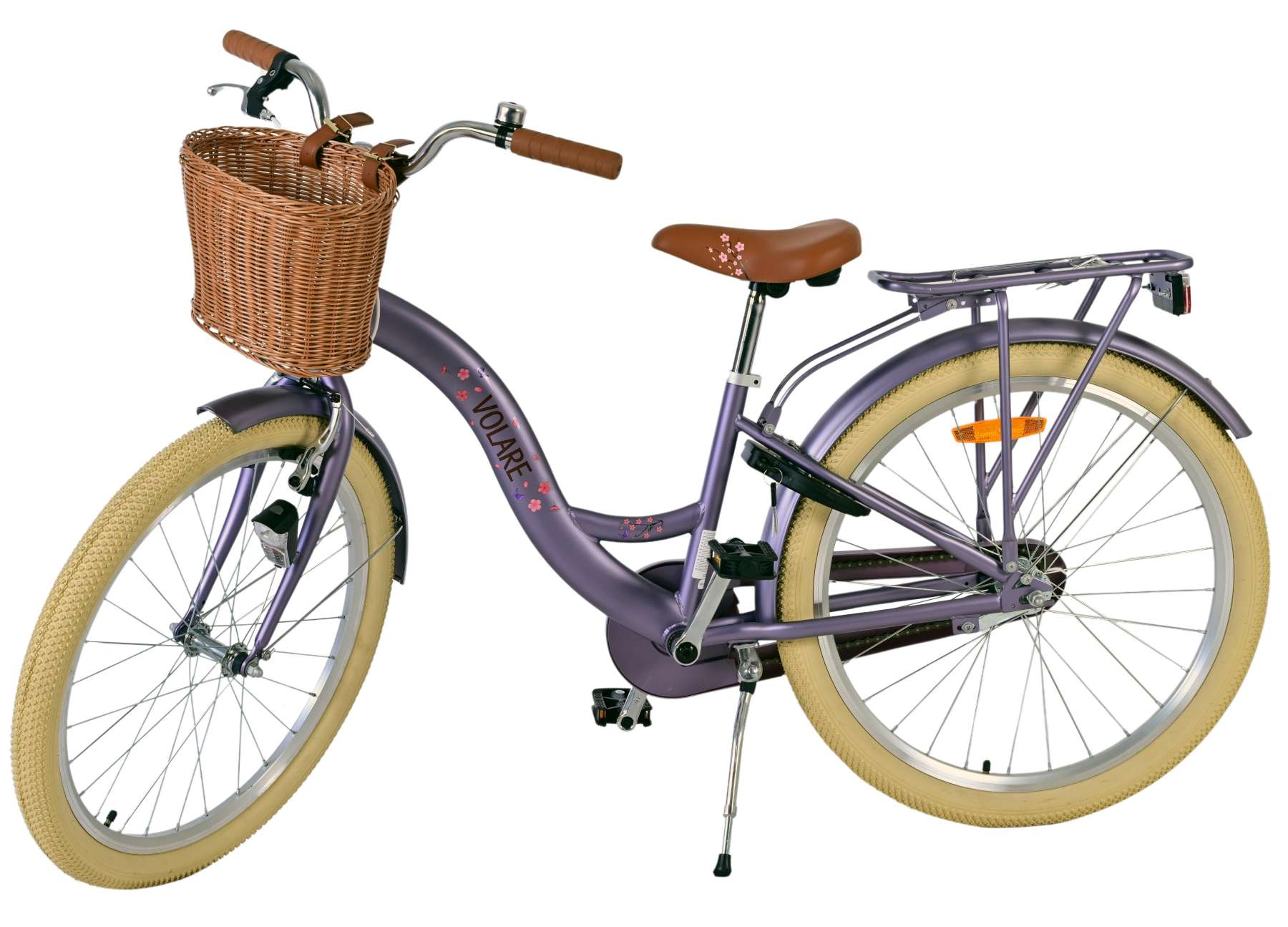 Lila Fahrrad mit Korb, braunem Sattel und Reifen. Weißer Hintergrund.