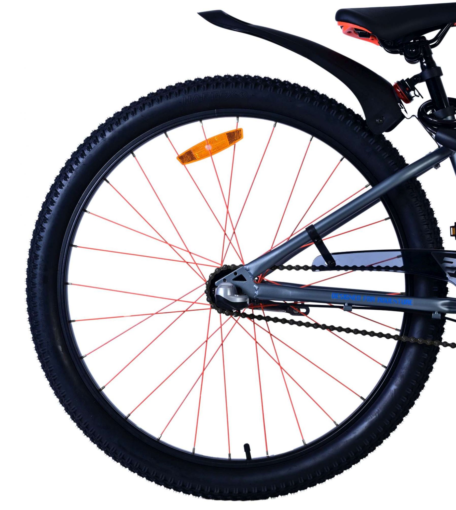 Das Hinterrad eines Fahrrads mit roten Speichen und einem orangefarbenen Reflektor.