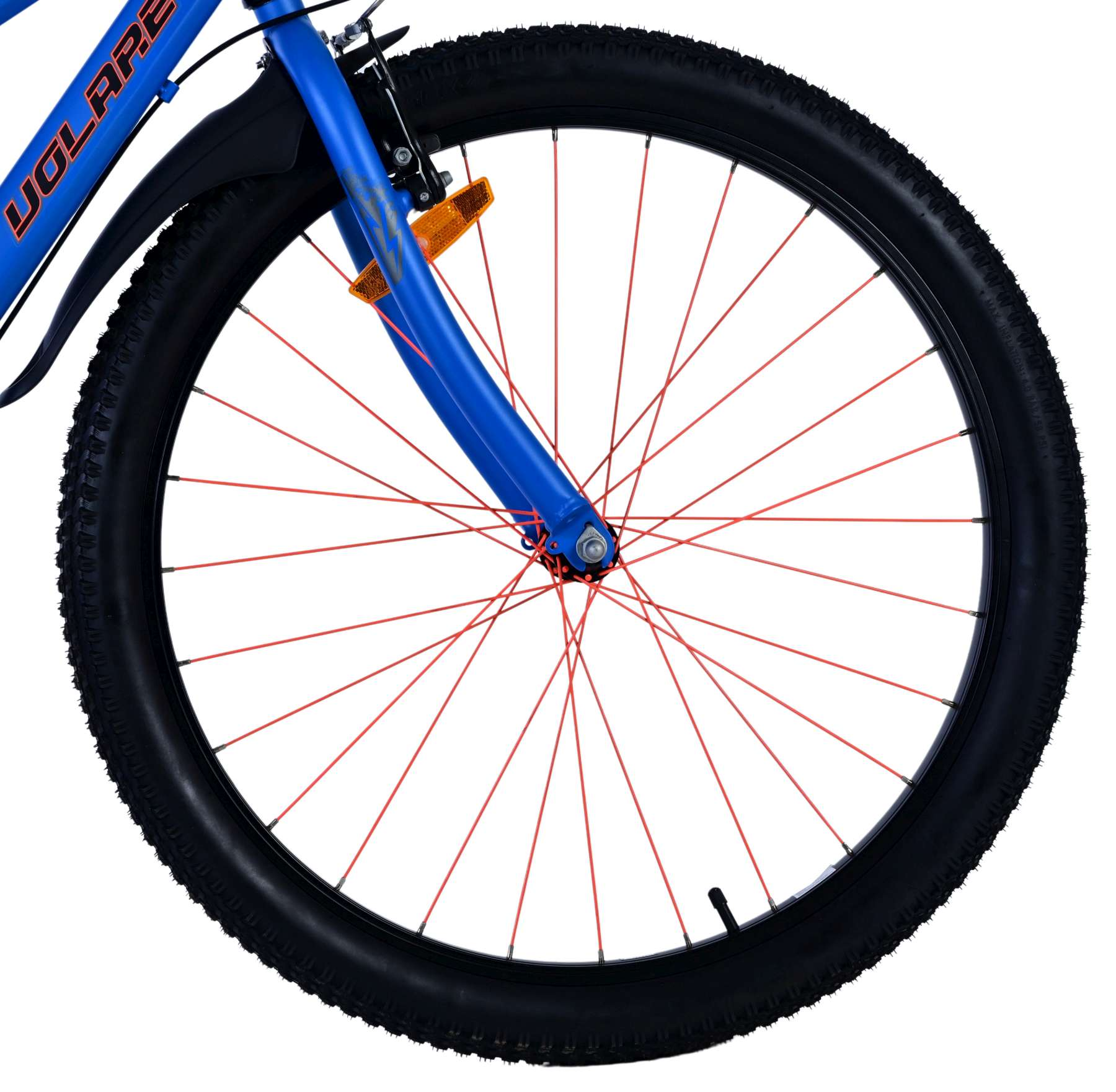 Nahaufnahme eines Fahrradrads mit roten Speichen und blauem Rahmen.