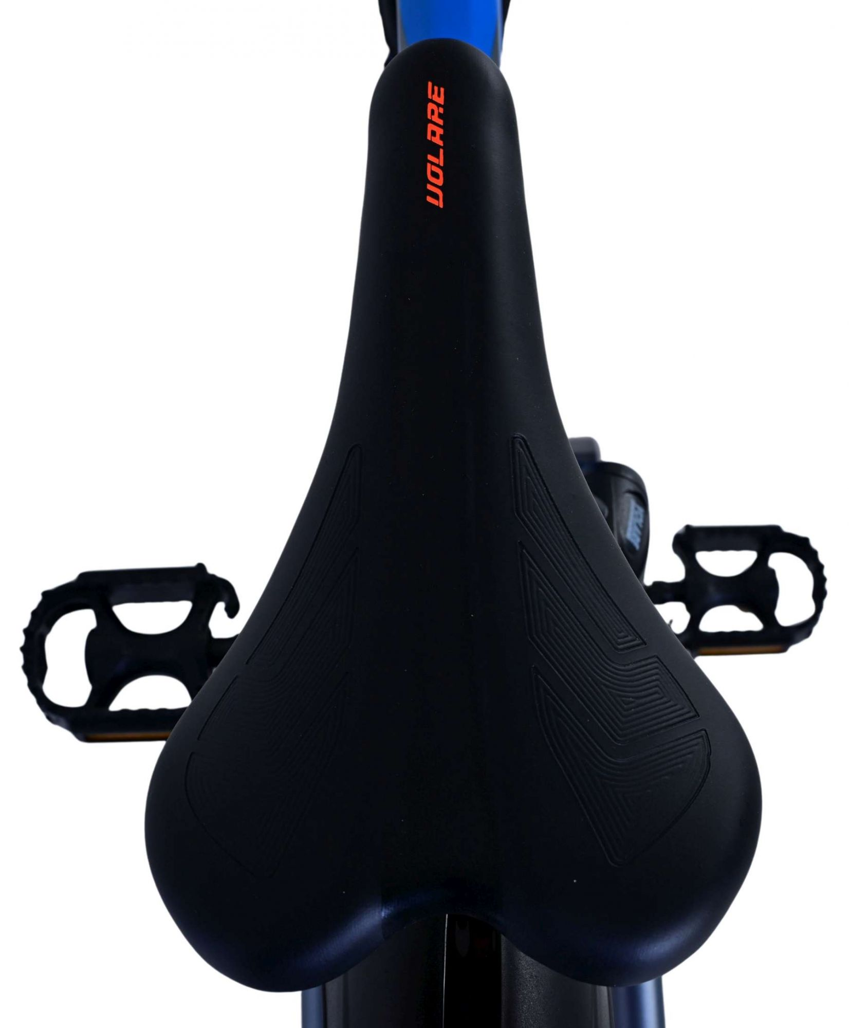 Schwarzer Fahrradsattel mit dem Wort VOLARE in Orange. Zwei Pedale sind angebracht.