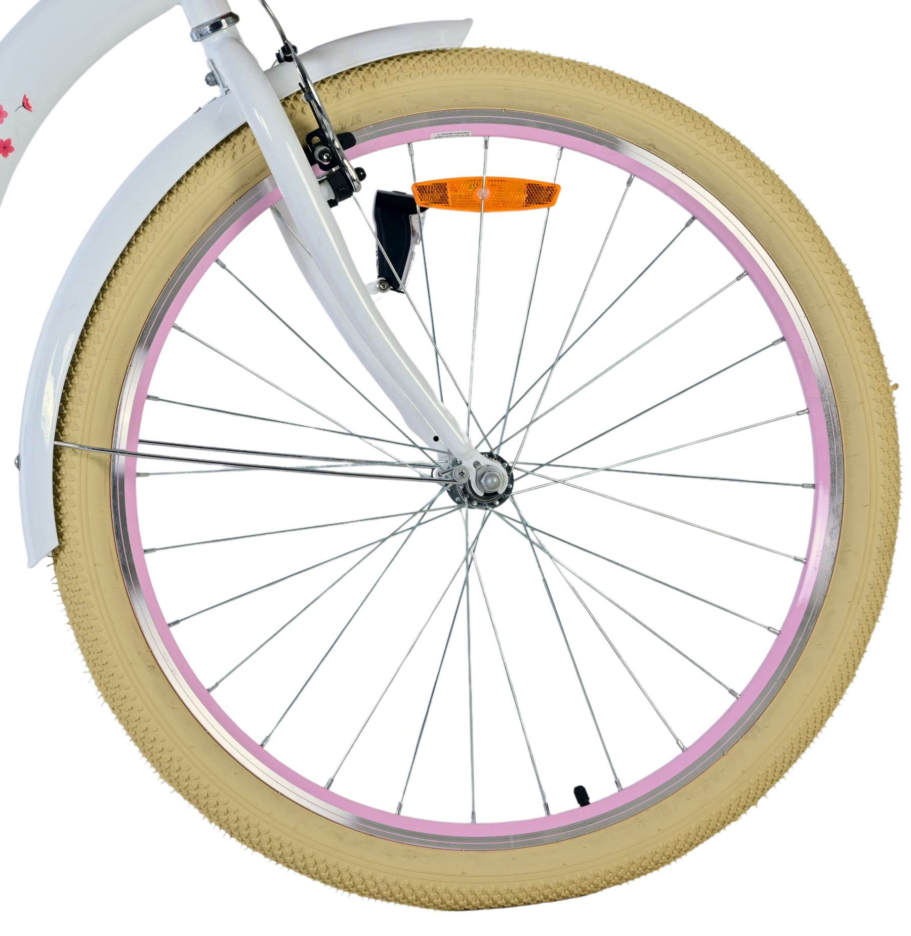 Nahaufnahme eines Fahrradrads mit rosa Felge und beigem Reifen. Weißer Fahrradrahmen.
