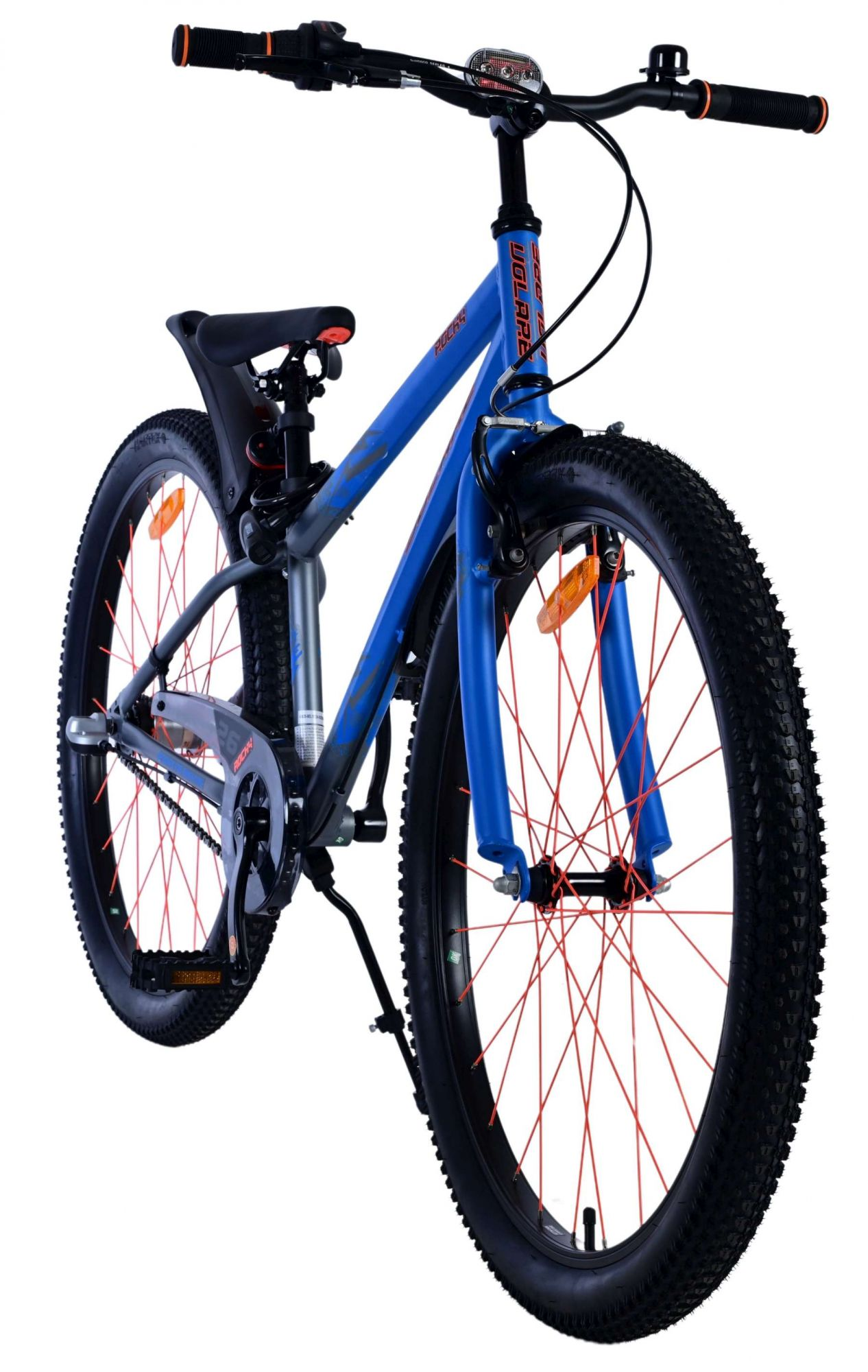 Blaues Mountainbike mit roten Speichen, aus niedrigem Winkel gesehen.