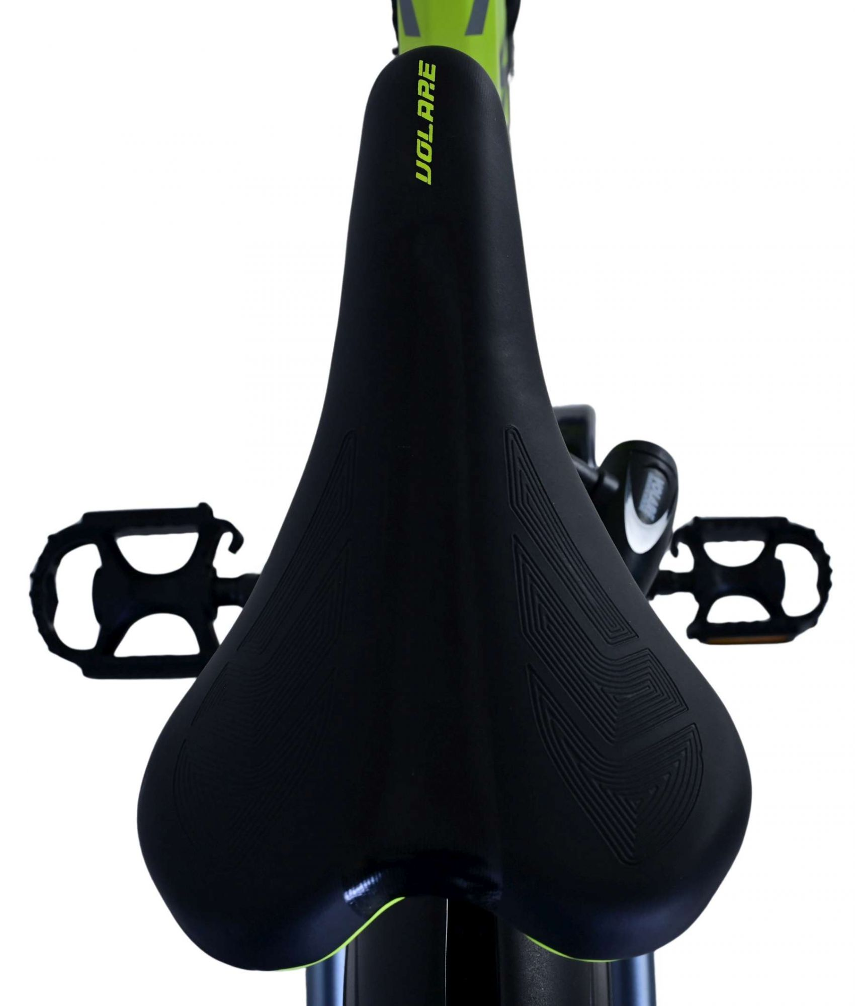 Schwarzer Fahrradsattel mit grünem VOLARE Logo und schwarzen Pedalen.
