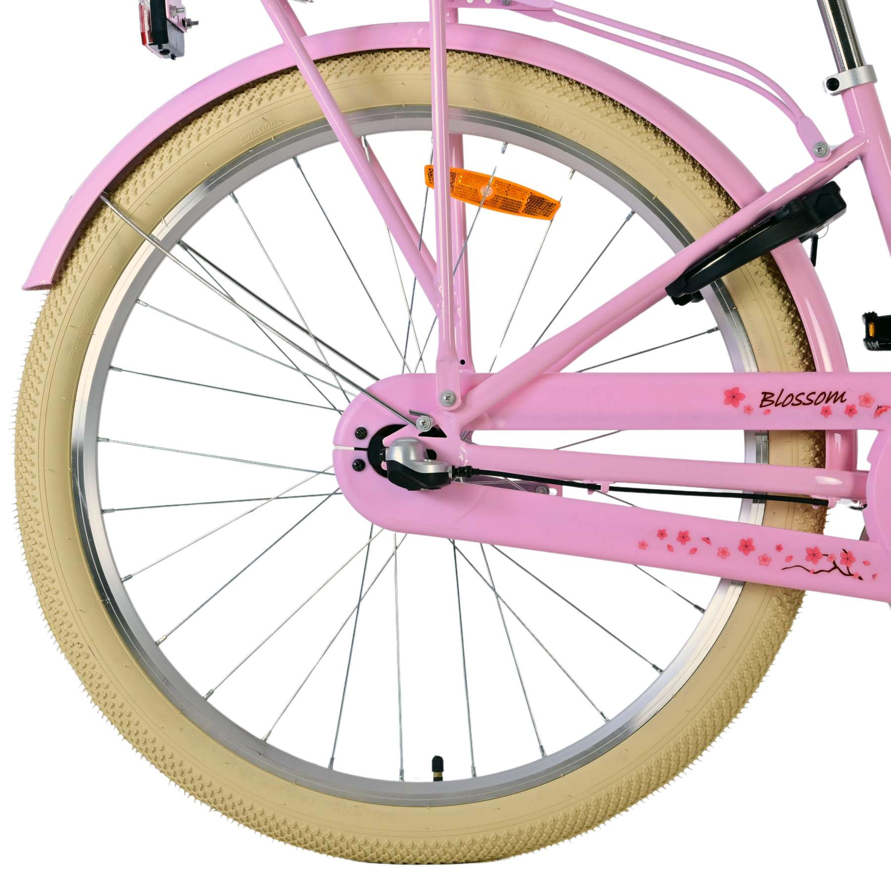 Rosa Fahrradrad mit hellem Reifen. Teile des Rahmens sind sichtbar.