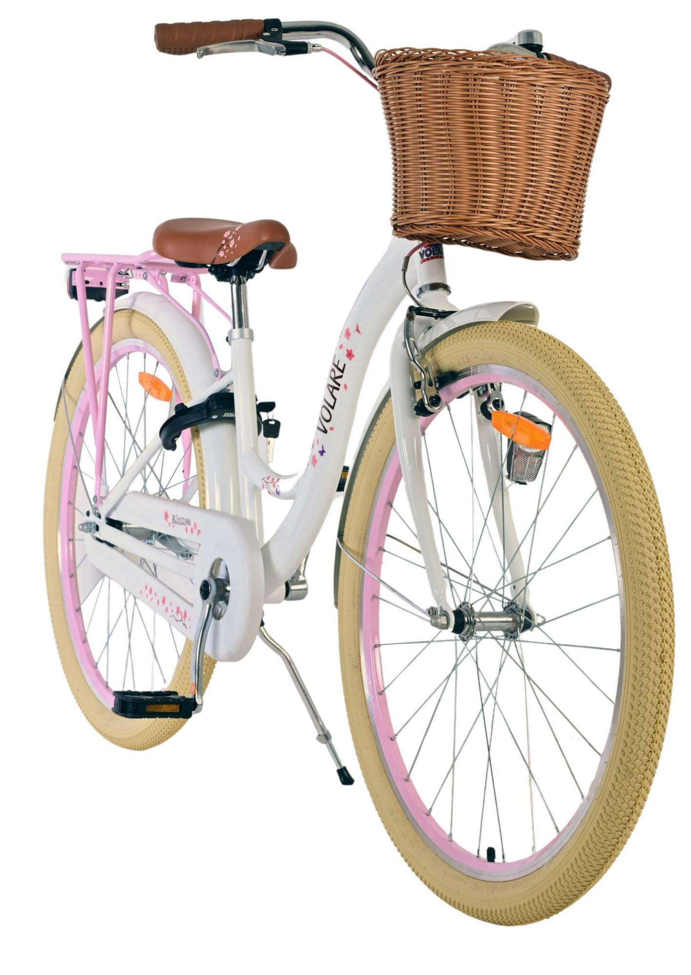 Weißes und rosa Fahrrad mit Weidenkorb und braunem Sitz, auf weißem Hintergrund.
