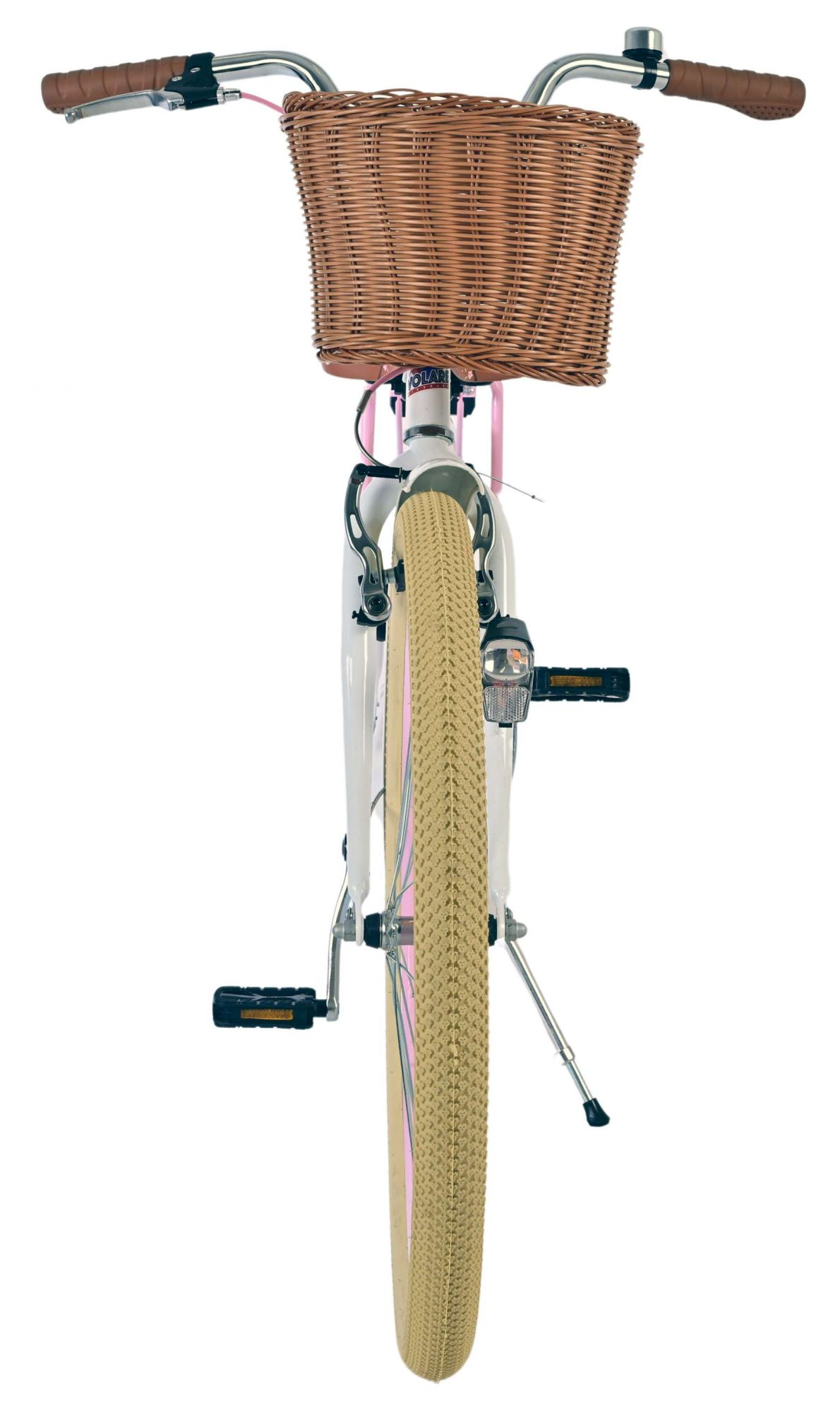 Rosa Fahrrad mit Weidenkorb, beigen Reifen und schwarzen Pedalen.