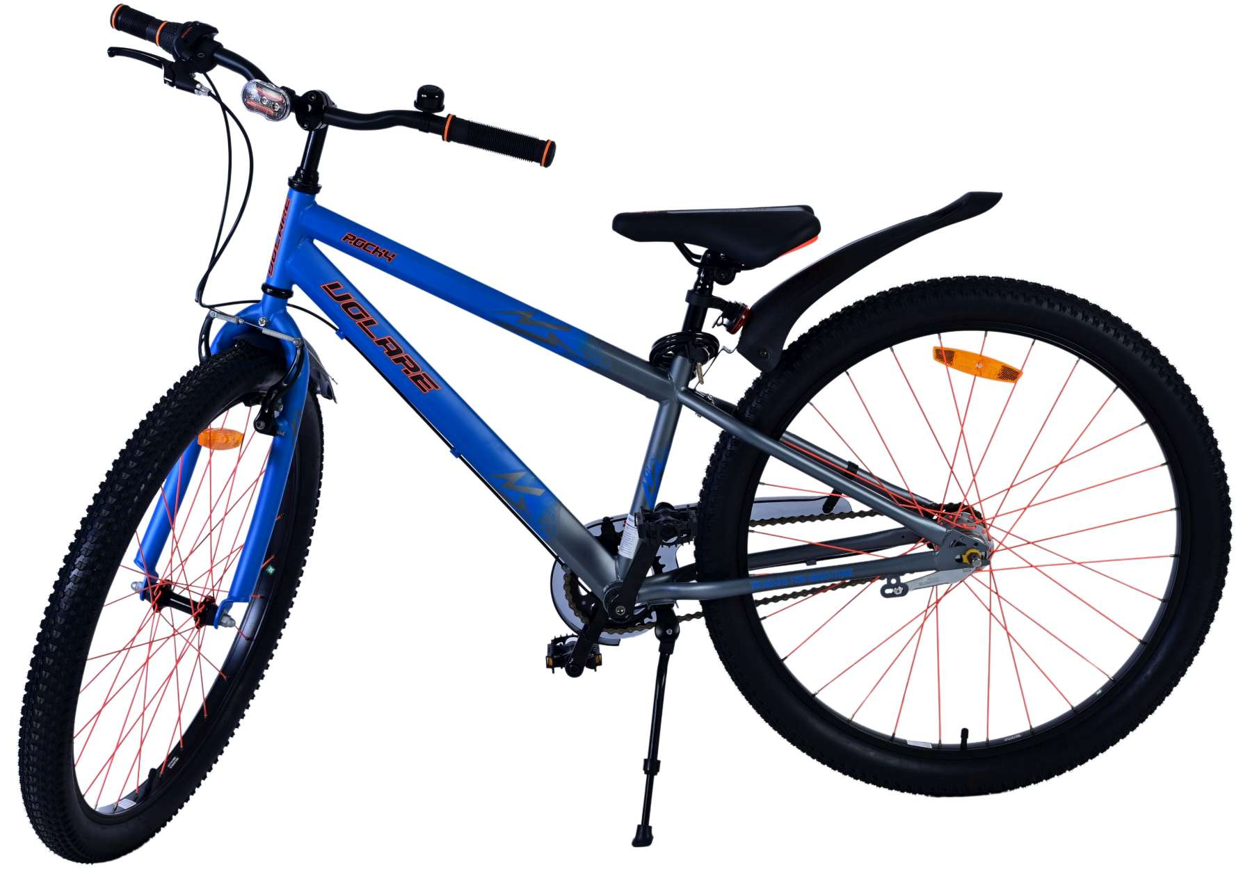 Blaues Fahrrad mit schwarzen Reifen, roten Speichen und einem Ständer auf weißem Hintergrund.