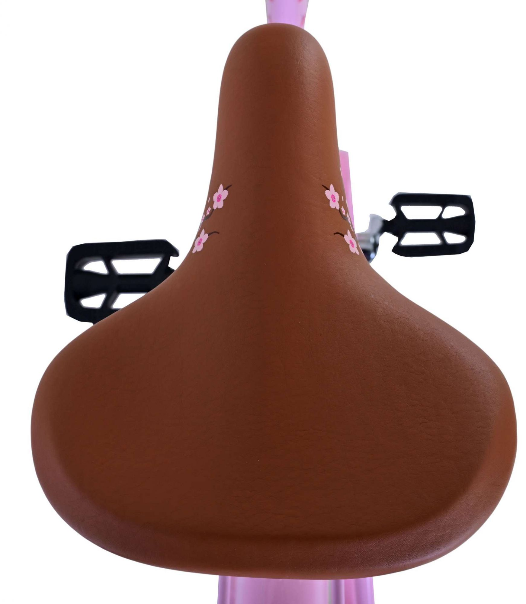 Brauner Fahrradsattel mit rosa Blumendesign und schwarzen Pedalen auf weißem Grund.