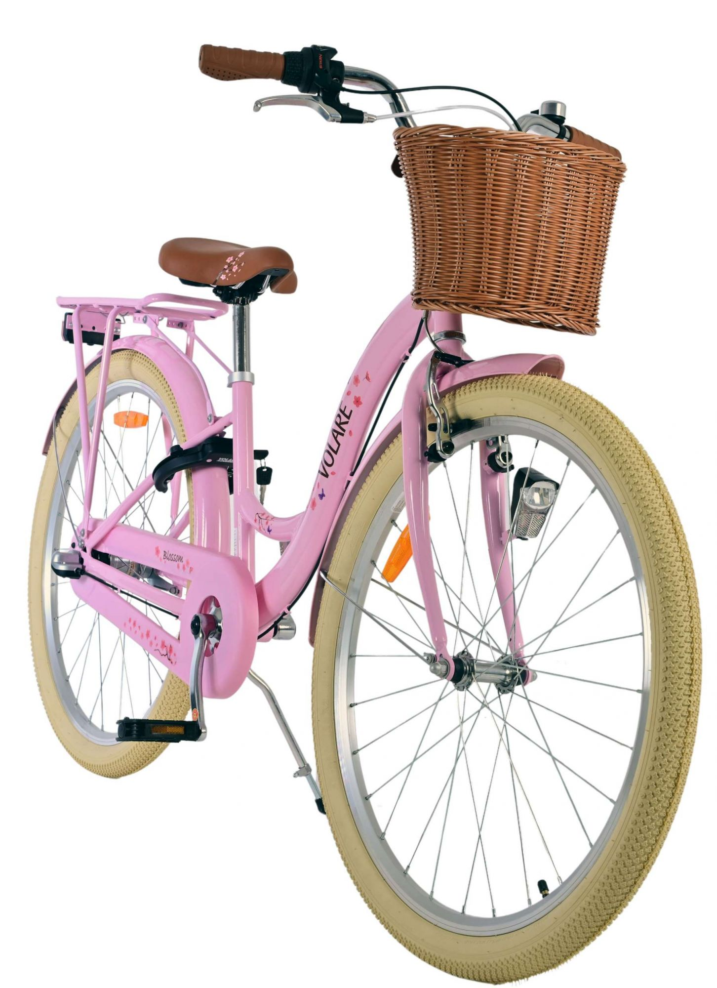 Ein rosa Volare-Fahrrad mit einem Weidenkorb und cremefarbenen Reifen auf weißem Hintergrund.