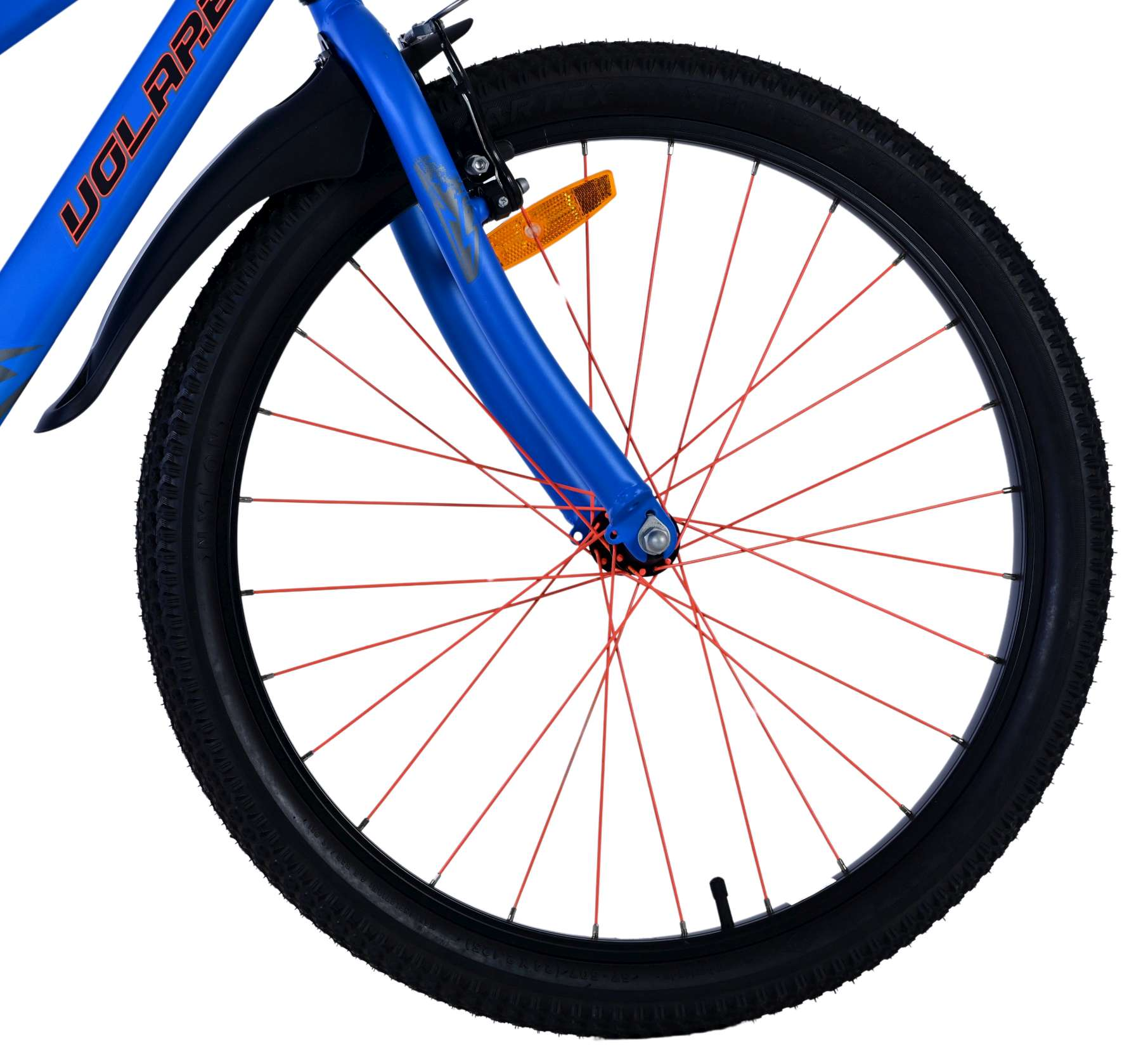 Vorderrad eines blauen Fahrrads. Schwarzer Reifen, rote Speichen und ein blauer Rahmen.