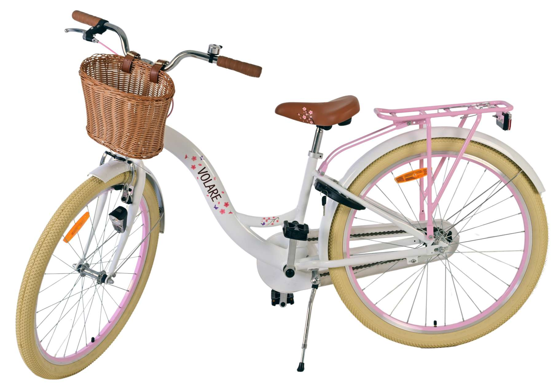 Weißes Fahrrad mit rosa und braunen Akzenten. Weidenkorb und Gepäckträger. Beige Reifen. Weißer Hintergrund.