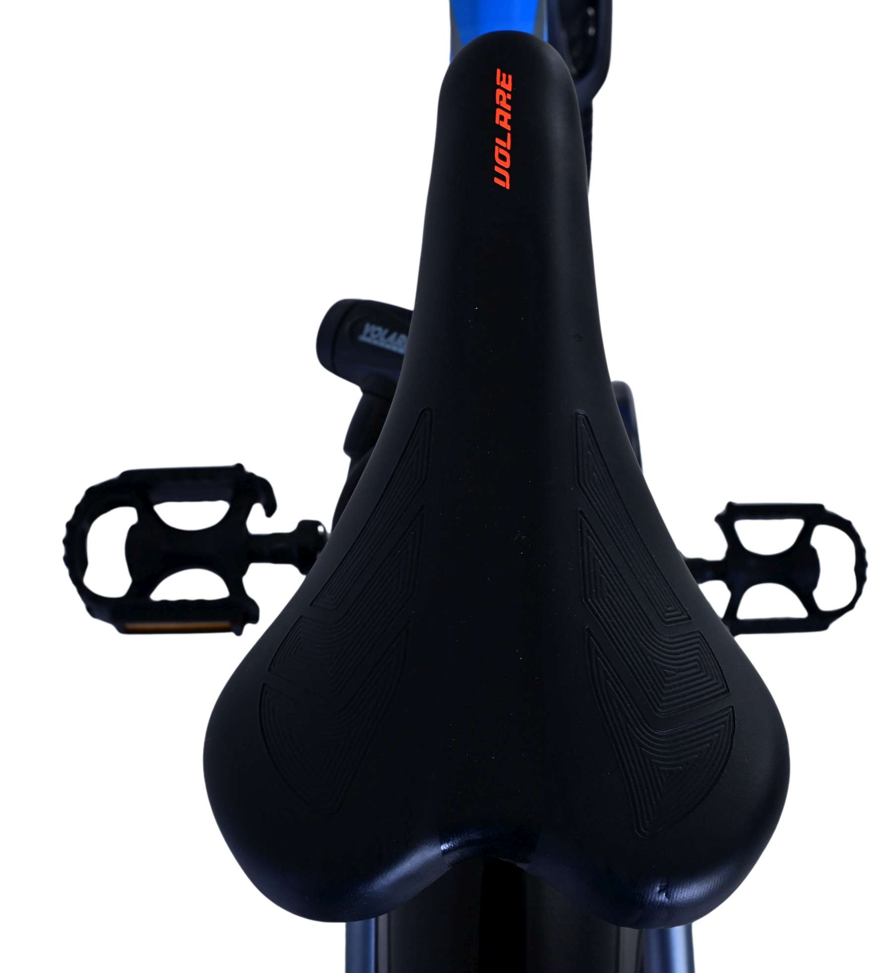 Nahaufnahme eines schwarzen Fahrradsattels mit dem Wort "VOLARE" in Orange und Pedalen.