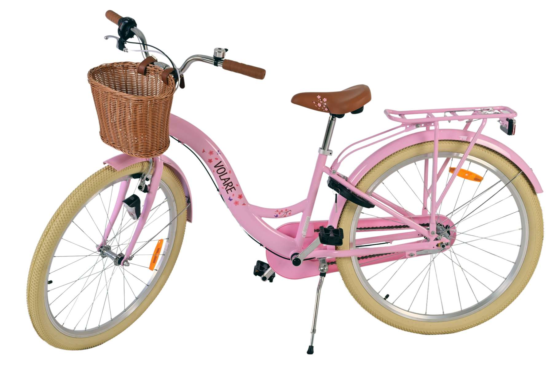 Rosa Volare-Fahrrad mit Korb und braunem Sitz. Beige Reifen, Blumen am Rahmen.