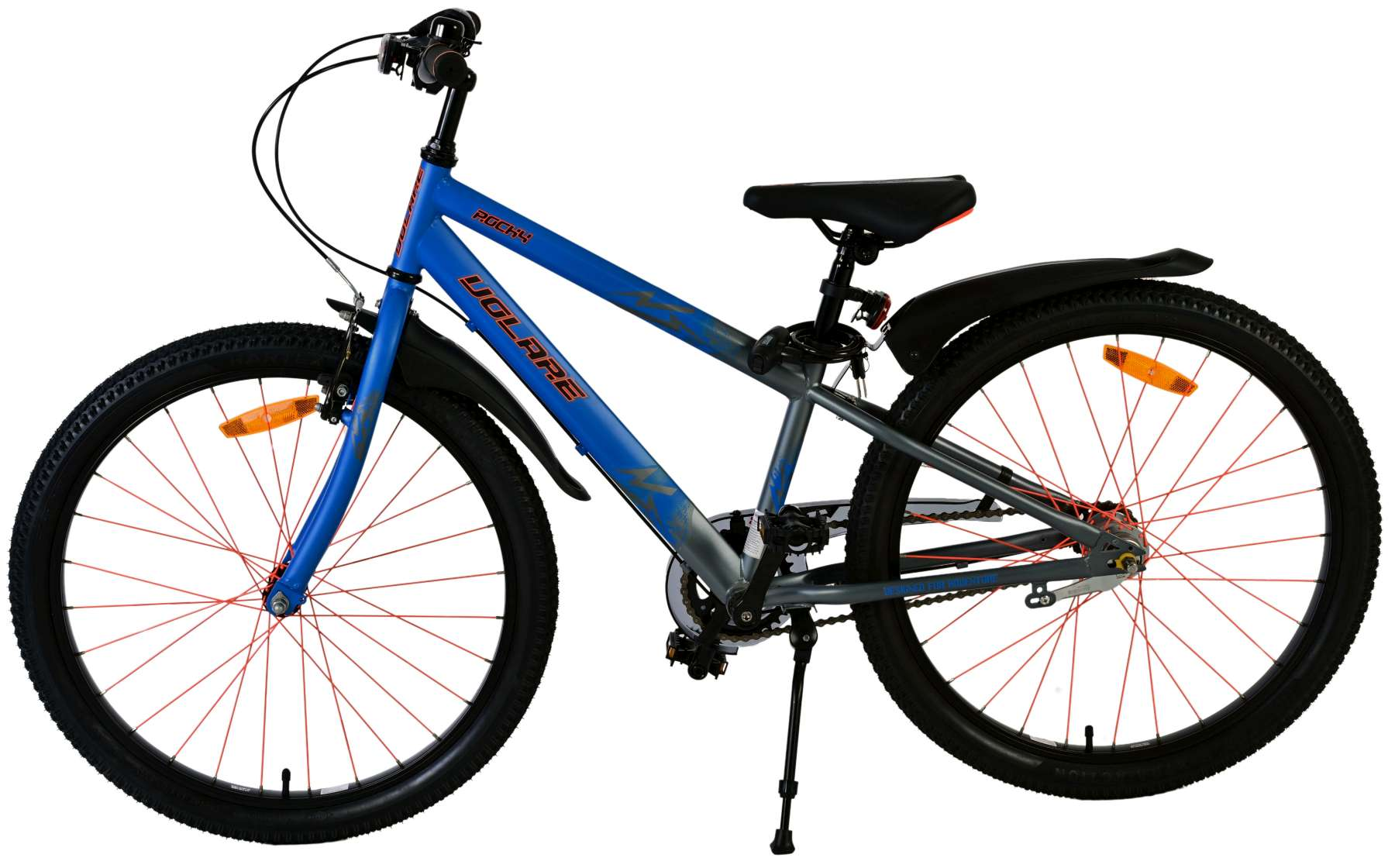 Ein blaues Mountainbike mit schwarzen Reifen und roten Speichen, vor weißem Hintergrund.