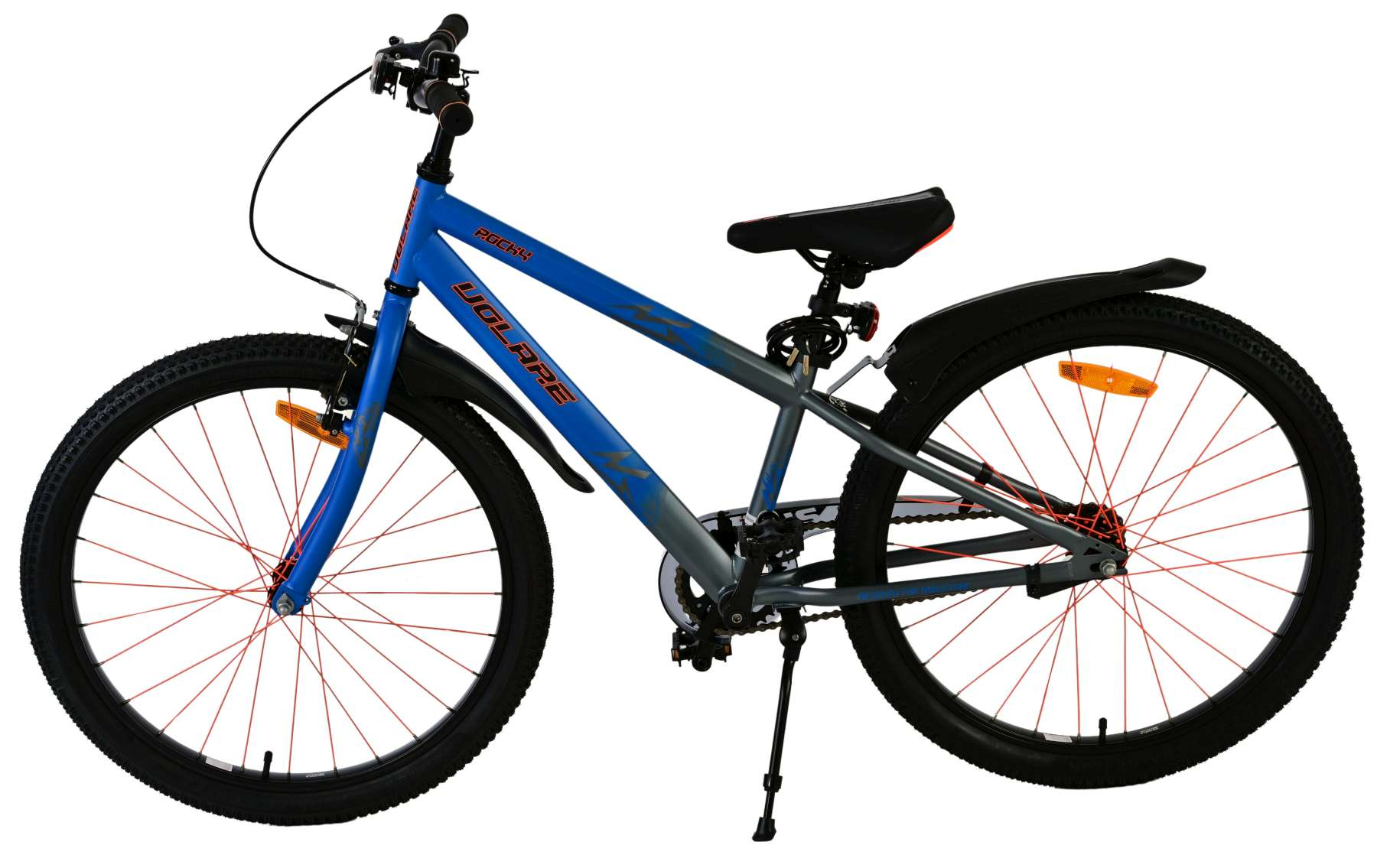 Ein blau-graues Mountainbike mit schwarzen Reifen und roten Akzenten vor weißem Hintergrund.