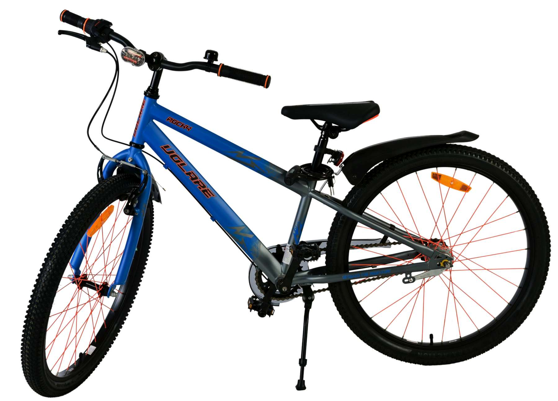 Blaues und schwarzes Mountainbike. Schwarze Reifen mit roten Speichen, schwarzer Sattel, blauer Rahmen.