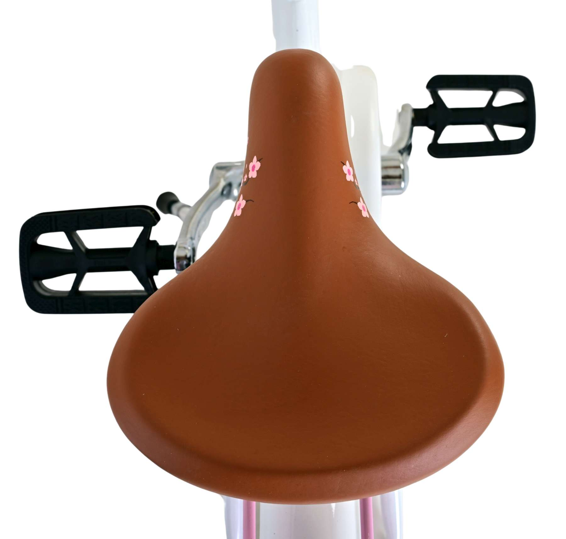 Brauner Fahrradsattel mit rosa Blumendetails, weißer Hintergrund.