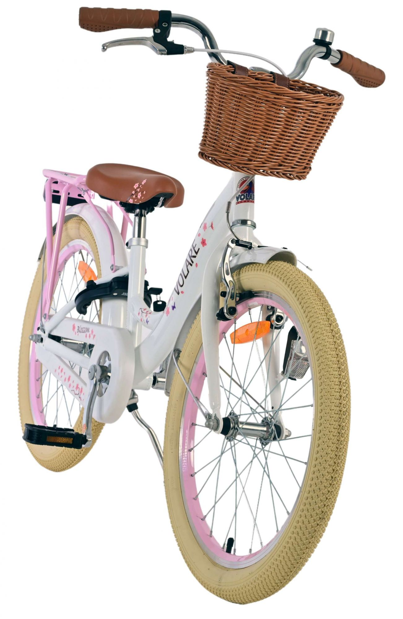 Weißes Fahrrad mit rosa Akzenten, braunem Korb und Sitz, mit weißem Hintergrund.