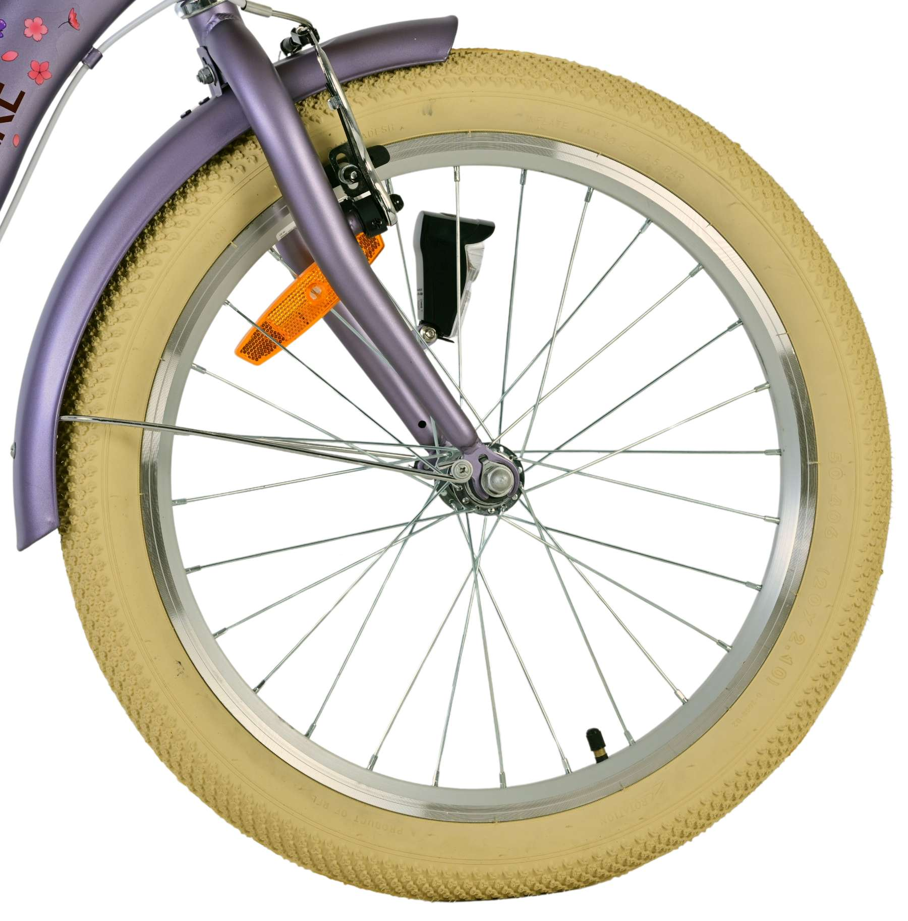 Nahaufnahme eines Fahrradreifens. Lila Rahmen, cremefarbener Reifen, orangefarbener Reflektor.
