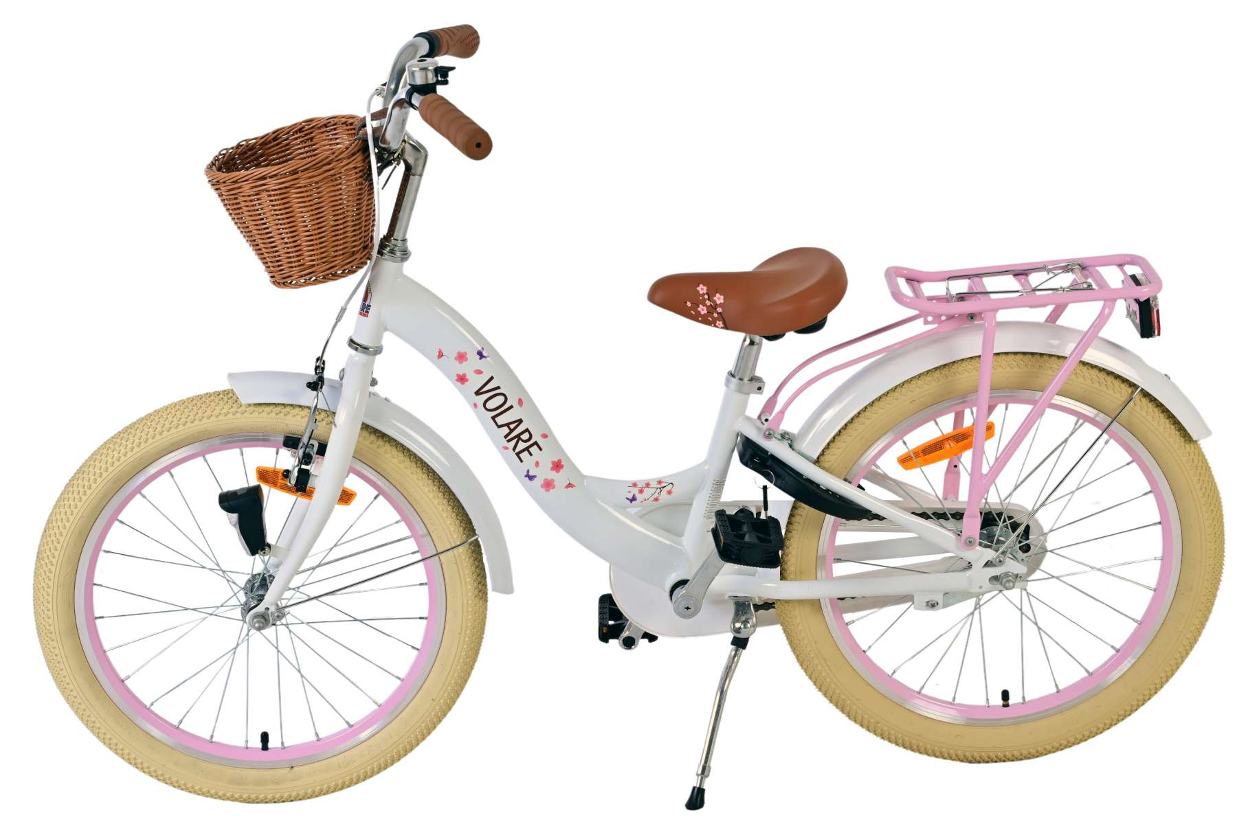 Weißes Fahrrad mit rosa Reifen, einem braunen Korb und einem braunen Sitz, geparkt auf weißem Hintergrund.