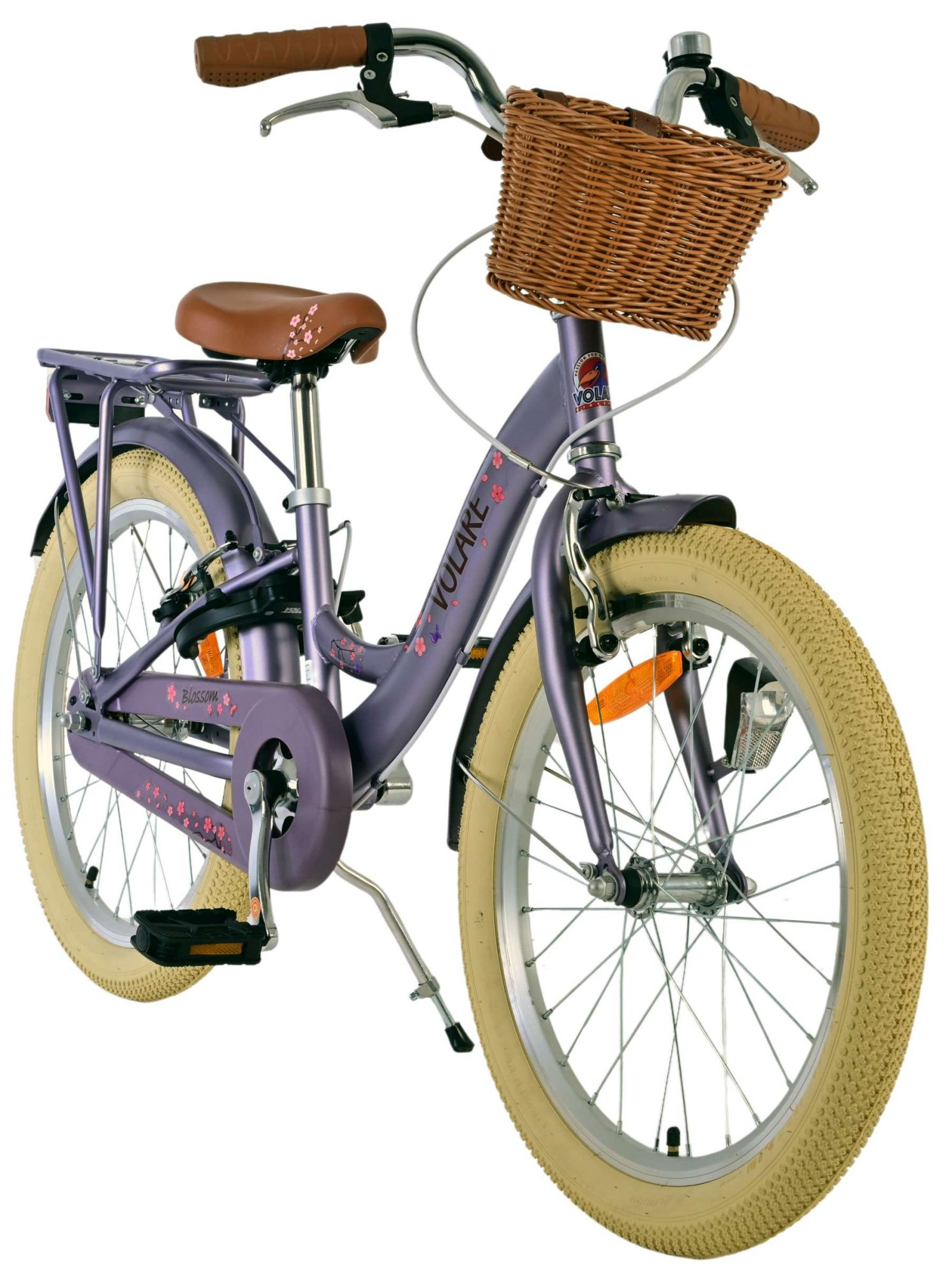 Lilafarbenes Fahrrad mit Weidenkorb und cremefarbenen Reifen. Blumen und ein brauner Sattel sind sichtbar.
