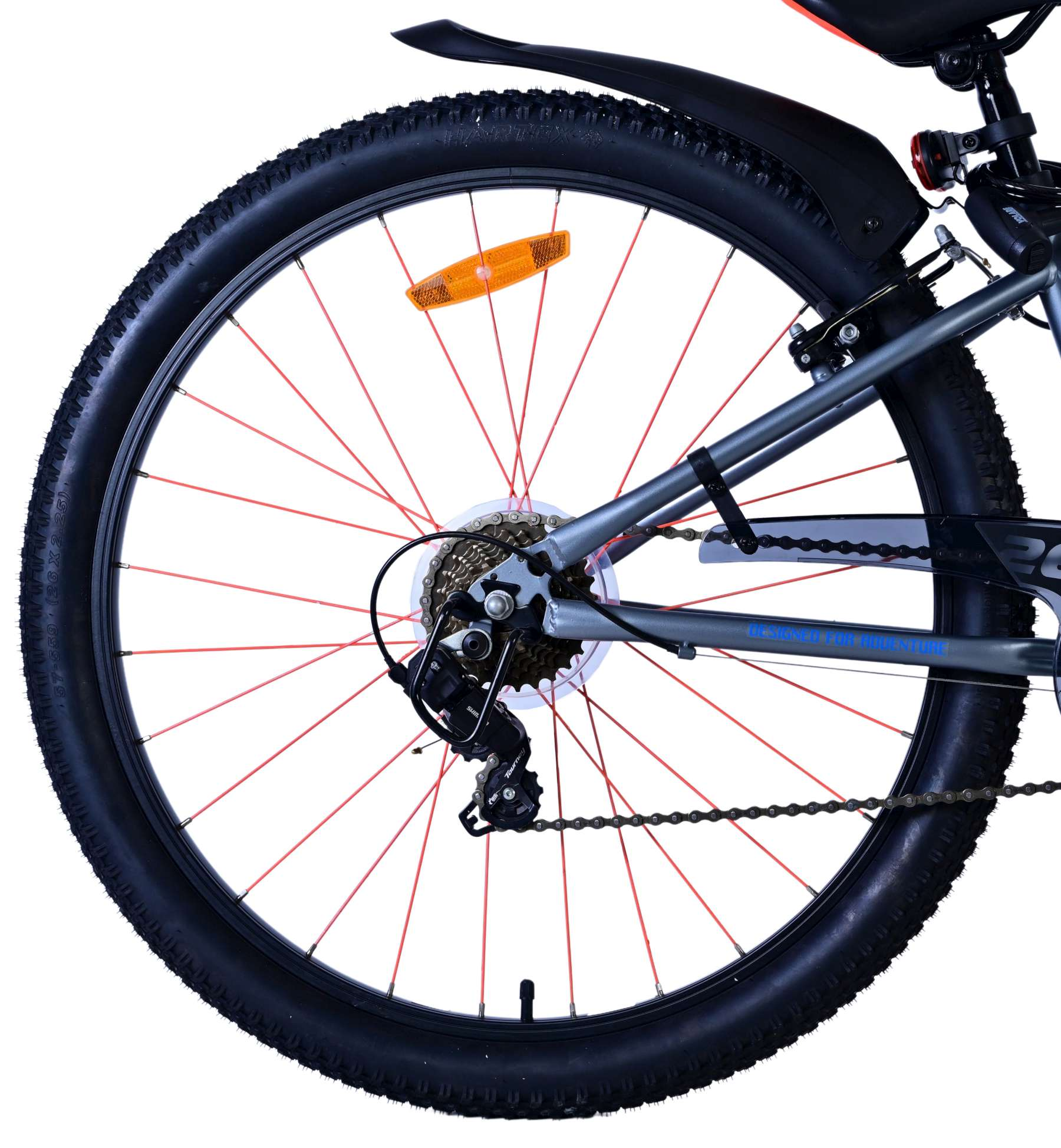 Rueda trasera de bicicleta con radios rojos. Neumático negro y cadena visibles.