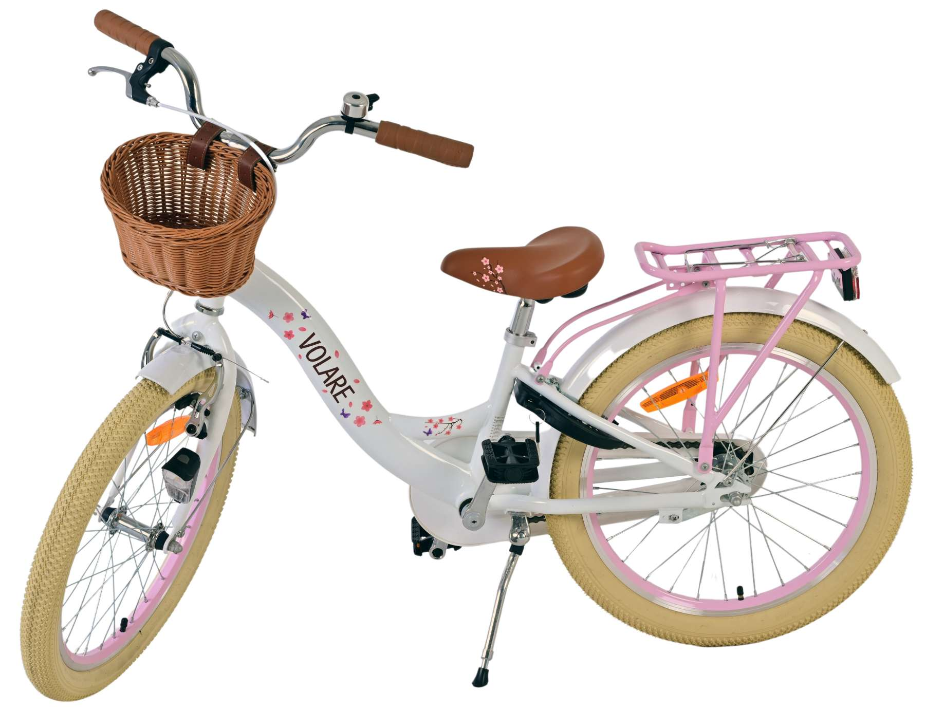 Ein weißes Fahrrad mit Korb und rosa Akzenten, vor weißem Hintergrund.
