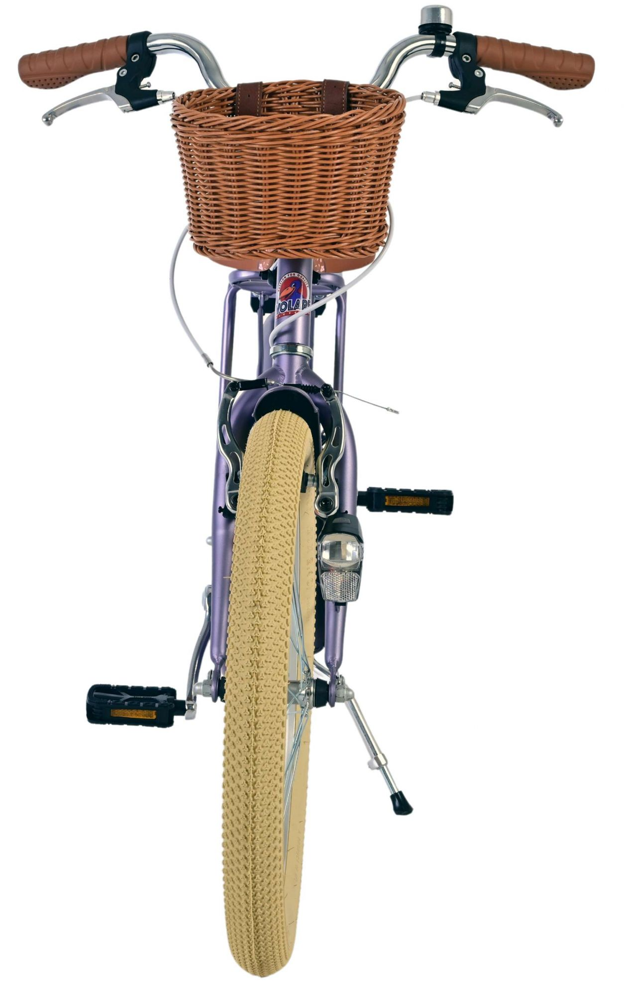 Lila Fahrrad mit braunem Korb, hellbeigen Reifen und braunen Griffen.