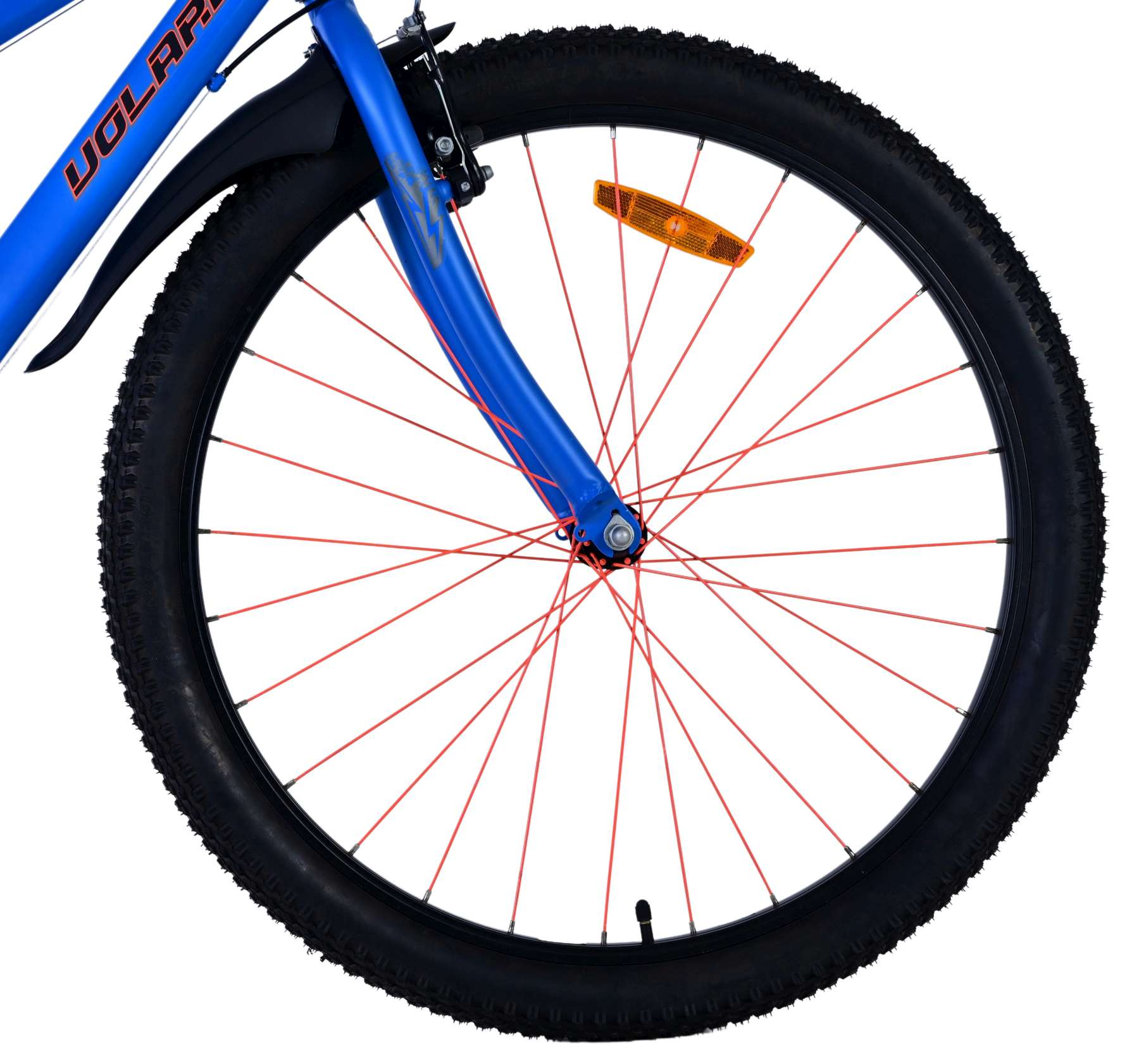 Rueda de bicicleta azul y negra. Radios rojos. Neumático negro. Fondo blanco.