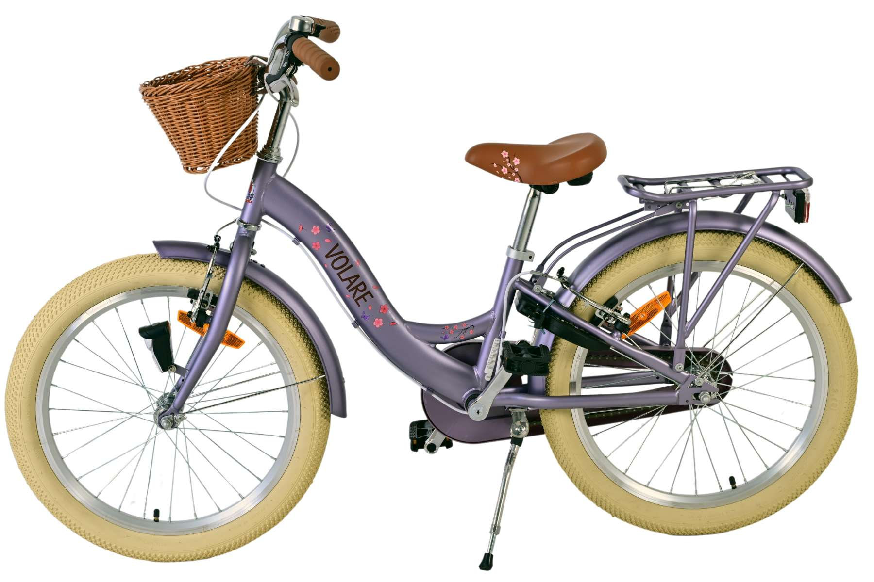 Lila Fahrrad mit Korb. Helle Reifen und brauner Sitz. Der Hintergrund ist weiß.