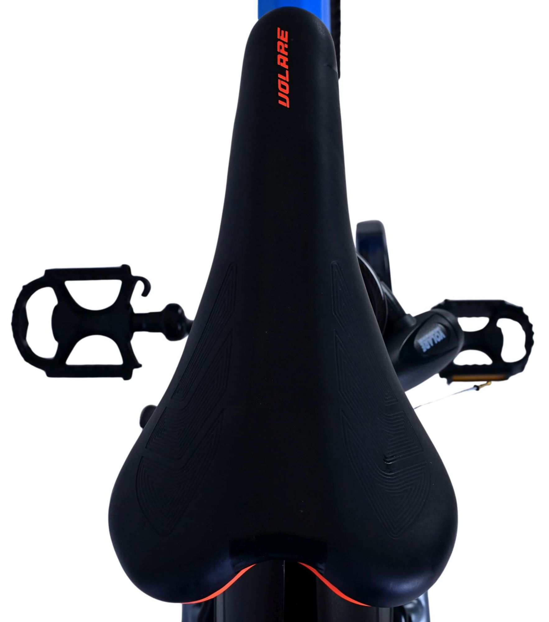 Primer plano de un asiento de bicicleta negro con la palabra VOLARE en naranja. Pedales negros visibles.